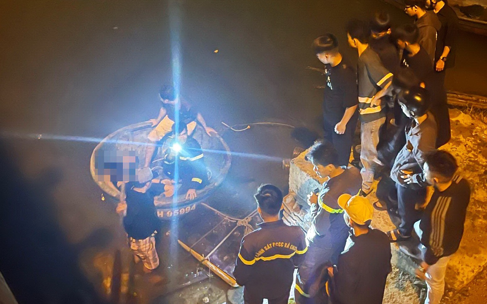 Nghĩ quẩn, người phụ nữ mắc bệnh ung thư nhảy cầu tự tử- Ảnh 2. Người thân thanh niên được cứu từ vụ nhảy cầu viết thư cảm ơn cảnh sát