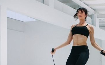 3 công thức sinh tố 'đốt' mỡ bạn có thể tự làm tại nhà- Ảnh 3. Bí quyết nhảy dây tại nhà đốt mỡ hiệu quả gấp 3 lần đi bộ