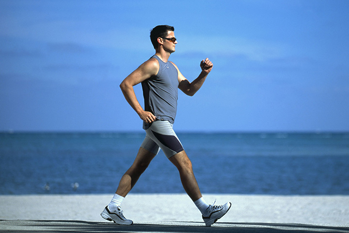 Sport treiben, um gesund zu bleiben und Komplikationen im Zusammenhang mit HIV vorzubeugen - Foto 1. Vận động để khỏe mạnh, phòng ngừa biến chứng liên quan đến HIV- Ảnh 1.