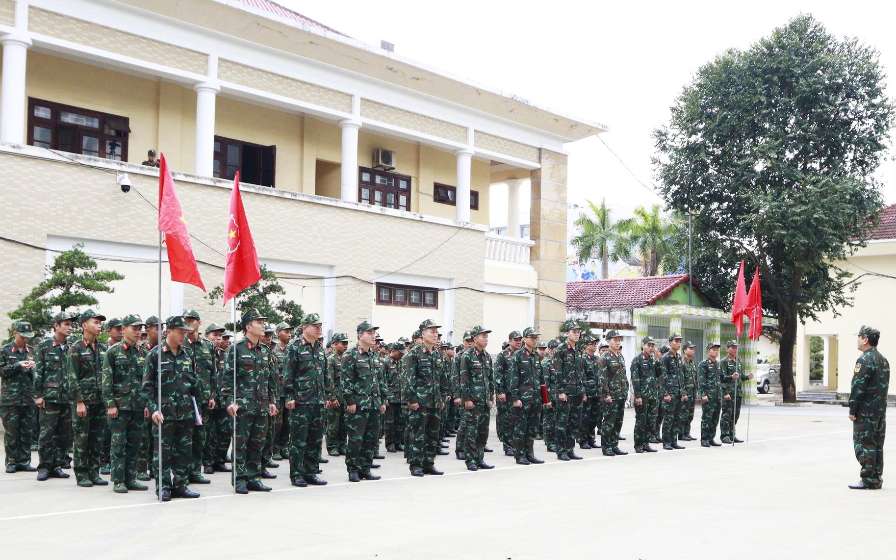 Bộ đội khẩn trương giúp dân dựng nhà mới sau những ngày mưa lũ- Ảnh 14. Bộ đội khẩn trương giúp dân dựng nhà mới sau những ngày mưa lũ- Ảnh 14.