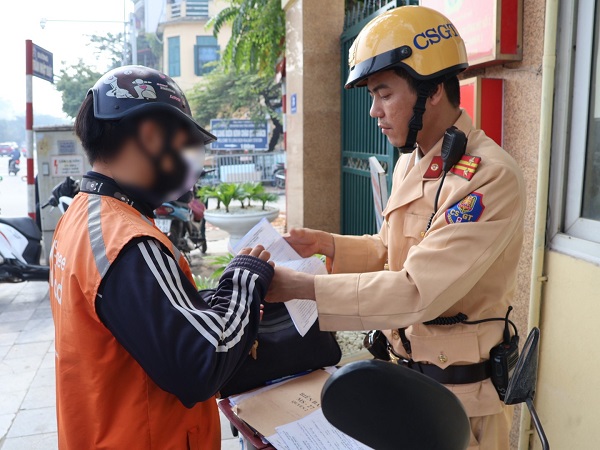 CSGT Hà Nội liên tiếp phát hiện nhiều tài xế che biển số, dùng điện thoại khi đang lái xe- Ảnh 4. CSGT Hà Nội liên tiếp phát hiện nhiều tài xế che biển số, dùng điện thoại khi đang lái xe- Ảnh 4.