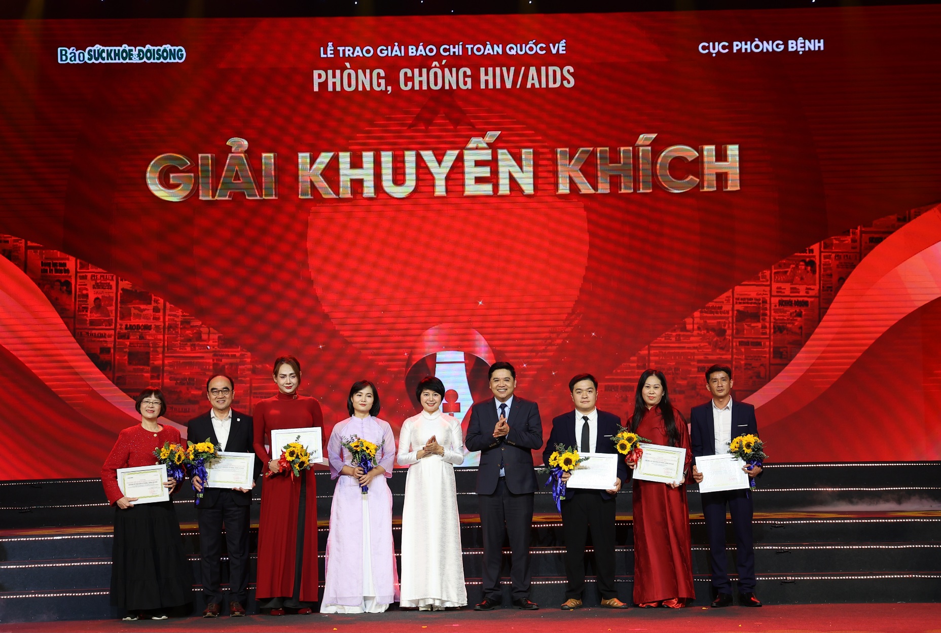 Thứ trưởng Bộ Y tế: Tiếp tục lan toả những câu chuyện, số phận... để xóa bỏ hoàn toàn sự kỳ thị, phân biệt đối xử với HIV/AIDS- Ảnh 6. Thứ trưởng Bộ Y tế: Tiếp tục lan toả những câu chuyện, số phận... để xóa bỏ hoàn toàn sự kỳ thị, phân biệt đối xử với HIV/AIDS- Ảnh 6.