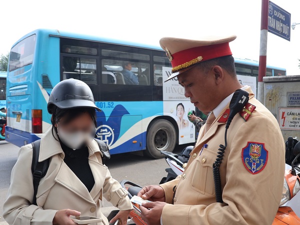 CSGT Hà Nội liên tiếp phát hiện nhiều tài xế che biển số, dùng điện thoại khi đang lái xe- Ảnh 2. CSGT Hà Nội liên tiếp phát hiện nhiều tài xế che biển số, dùng điện thoại khi đang lái xe- Ảnh 2.