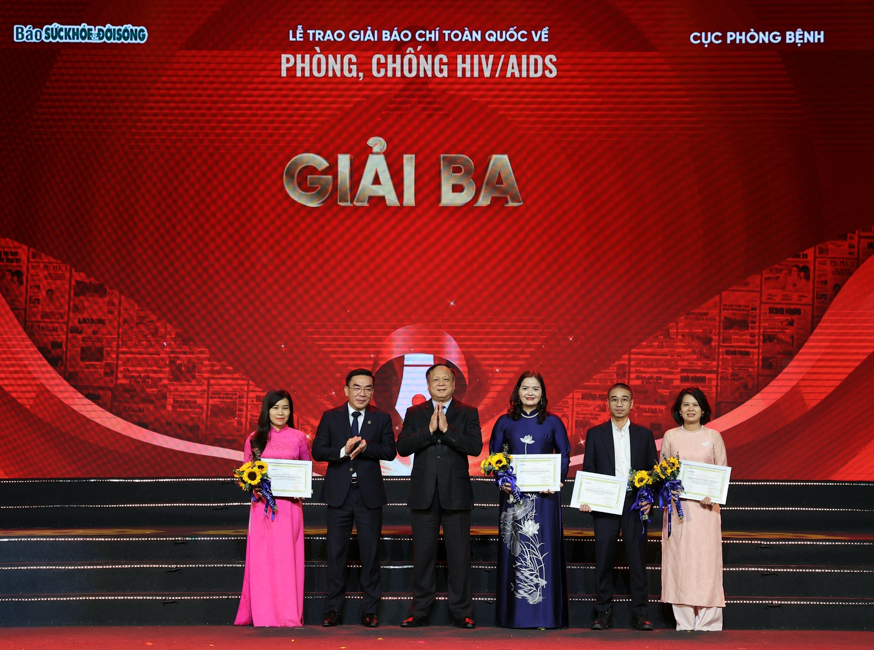 Thứ trưởng Bộ Y tế: Tiếp tục lan toả những câu chuyện, số phận... để xóa bỏ hoàn toàn sự kỳ thị, phân biệt đối xử với HIV/AIDS- Ảnh 5. Thứ trưởng Bộ Y tế: Tiếp tục lan toả những câu chuyện, số phận... để xóa bỏ hoàn toàn sự kỳ thị, phân biệt đối xử với HIV/AIDS- Ảnh 5.