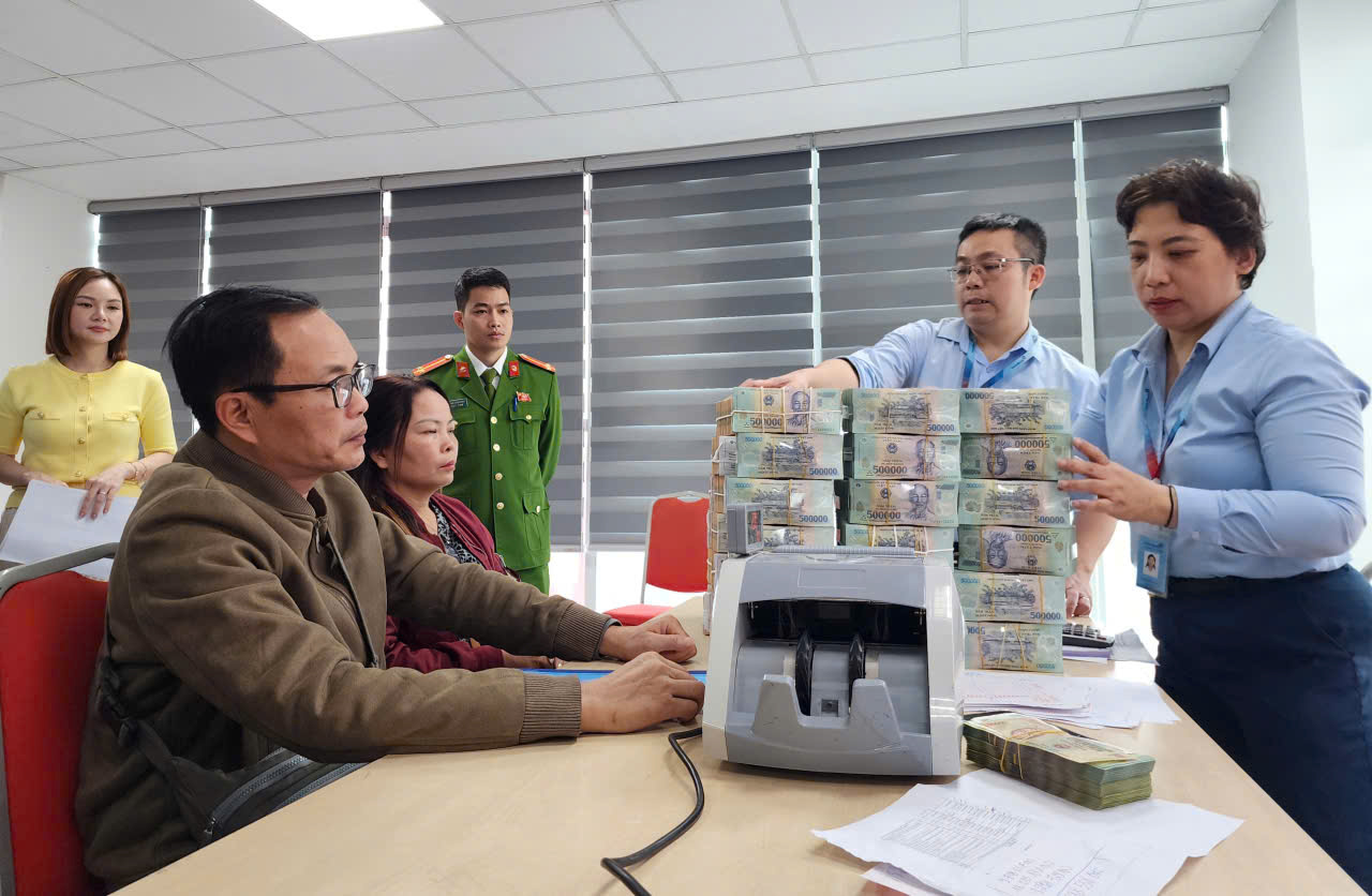 Người dân ở "đất vàng" ven hồ Hoàn Kiếm nhận tiền đền bù đất làm quảng trường phía Đông