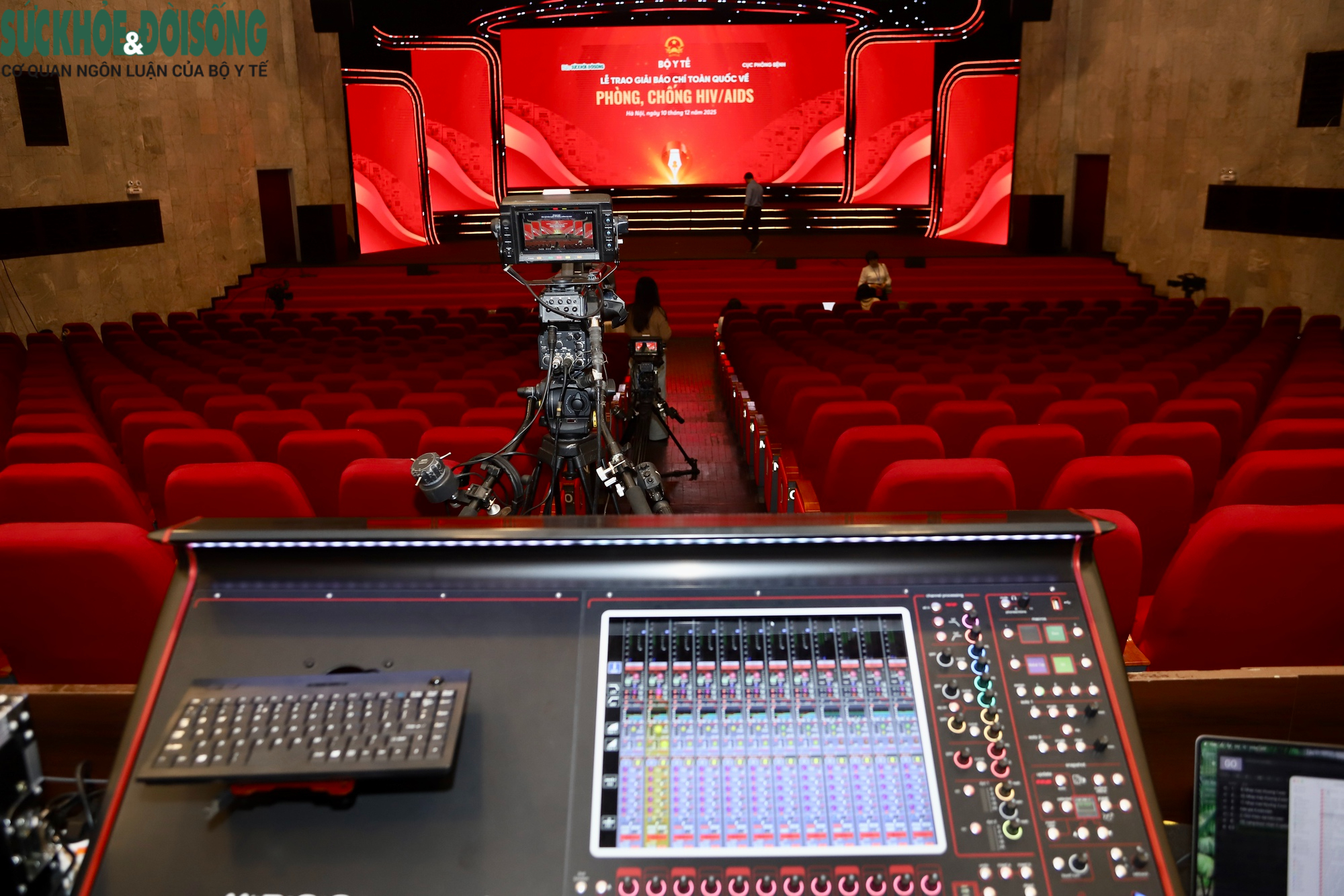 Lễ trao Giải Báo chí phòng, chống HIV/AIDS 2025: Hoàn tất tổng duyệt, chuẩn bị cho đêm vinh danh tối nay- Ảnh 4. Lễ trao Giải Báo chí phòng, chống HIV/AIDS 2025: Hoàn tất tổng duyệt, chuẩn bị cho đêm vinh danh tối nay- Ảnh 4.