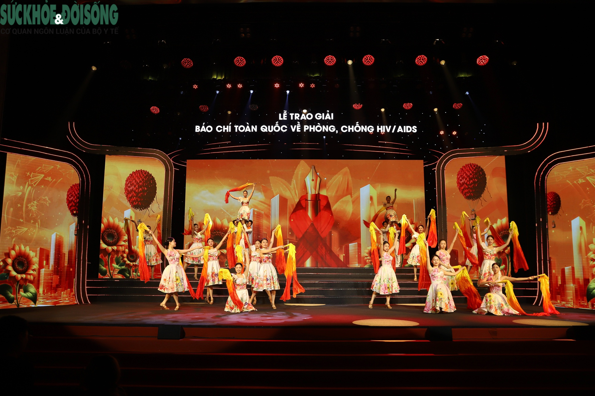 Lễ trao Giải Báo chí phòng, chống HIV/AIDS 2025: Hoàn tất tổng duyệt, chuẩn bị cho đêm vinh danh tối nay- Ảnh 7. Lễ trao Giải Báo chí phòng, chống HIV/AIDS 2025: Hoàn tất tổng duyệt, chuẩn bị cho đêm vinh danh tối nay- Ảnh 7.