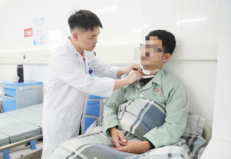 Пренебрегая регулярными осмотрами, молодой человек заболел инвазивной метастатической опухолью щитовидной железы (Фото 2). Chủ quan không tái khám định kỳ, thanh niên mắc u tuyến giáp xâm lấn, di căn- Ảnh 2.