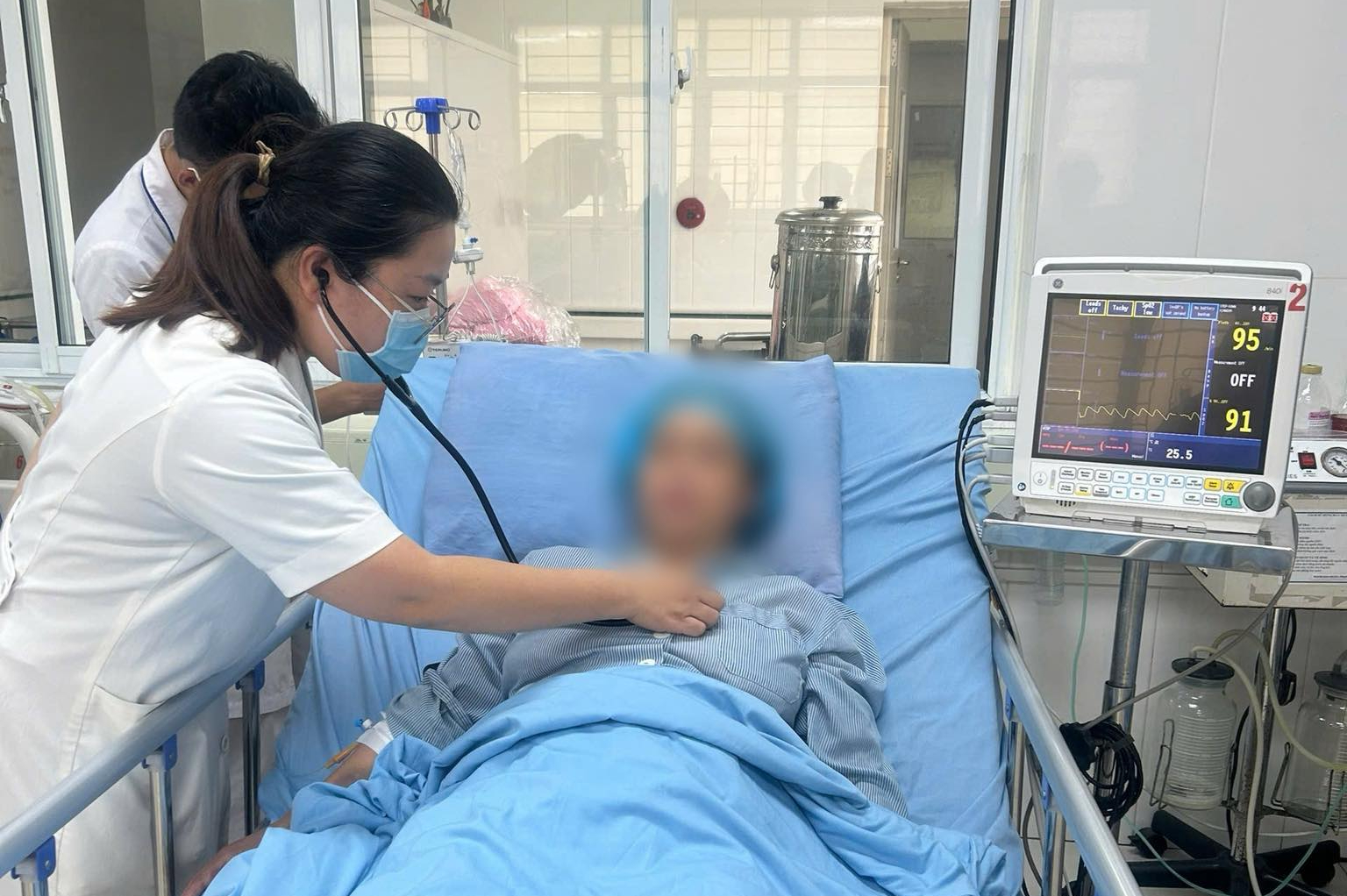 ການຊ່ວຍເຫຼືອແມ່ຍິງຈາກການຈົມຢູ່ໃນນ້ໍາເຄັມ, ຊ່ວຍປະຢັດນາງຈາກການເສຍຊີວິດທີ່ແນ່ນອນ - ຮູບ 1. Cứu người phụ nữ bị đuối nước mặn, thoát cửa tử- Ảnh 1.