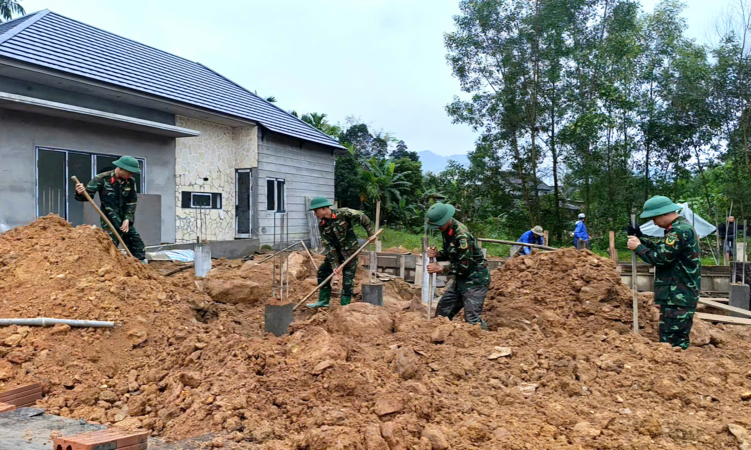 Quân đội 'thần tốc' giúp dân dựng lại nhà, ổn định cuộc sống sau mưa lũ- Ảnh 10. Quân đội 'thần tốc' giúp dân dựng lại nhà, ổn định cuộc sống sau mưa lũ- Ảnh 10.