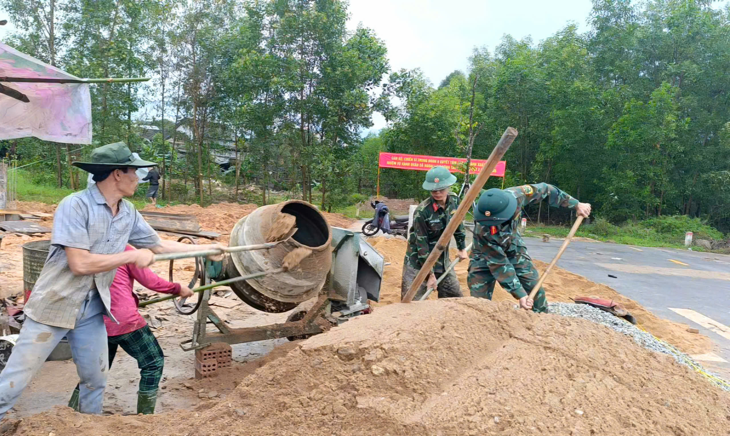 Quân đội 'thần tốc' giúp dân dựng lại nhà, ổn định cuộc sống sau mưa lũ- Ảnh 3. Quân đội 'thần tốc' giúp dân dựng lại nhà, ổn định cuộc sống sau mưa lũ- Ảnh 3.