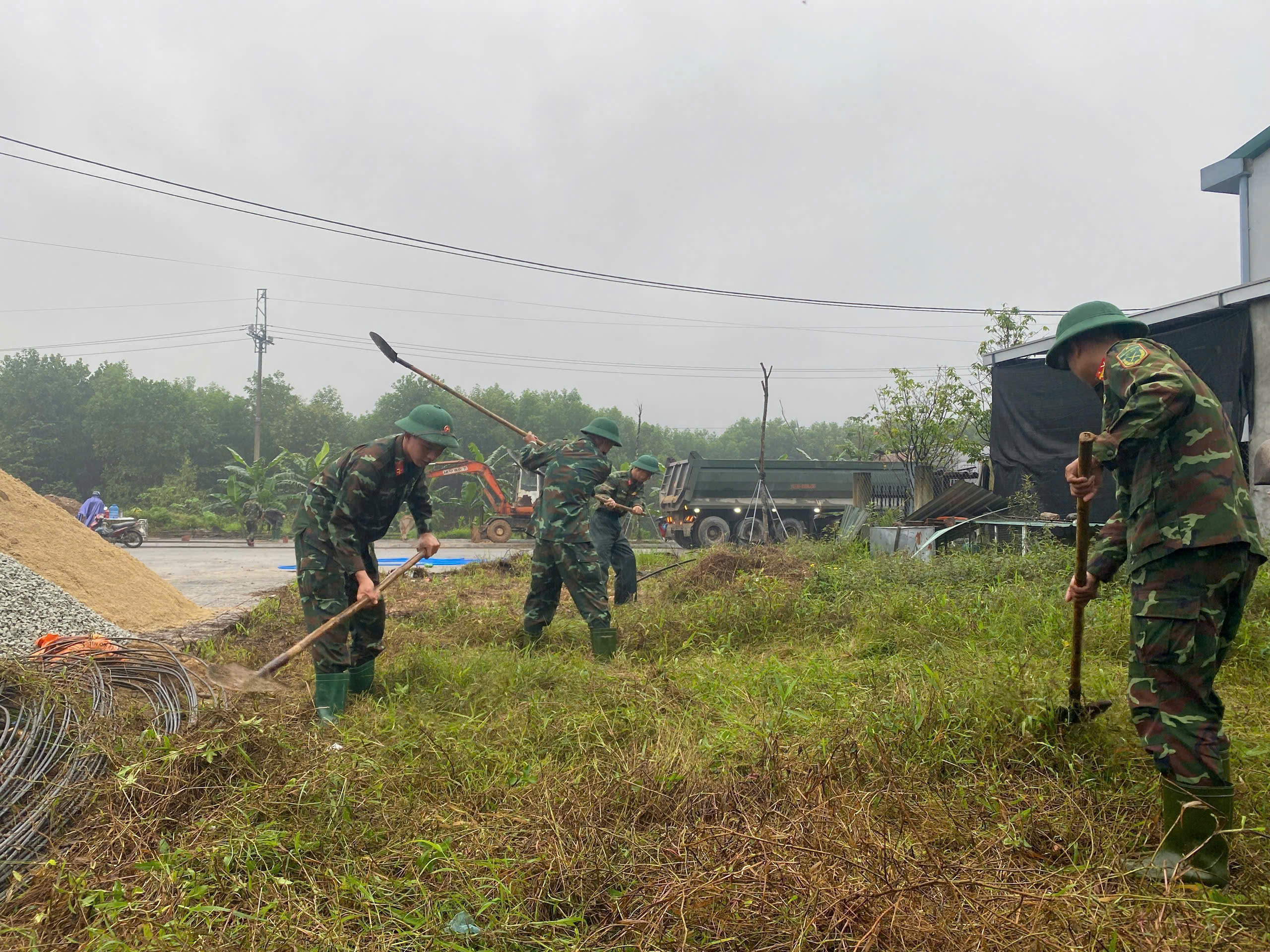 Quân đội 'thần tốc' giúp dân dựng lại nhà, ổn định cuộc sống sau mưa lũ- Ảnh 2. Quân đội 'thần tốc' giúp dân dựng lại nhà, ổn định cuộc sống sau mưa lũ- Ảnh 2.