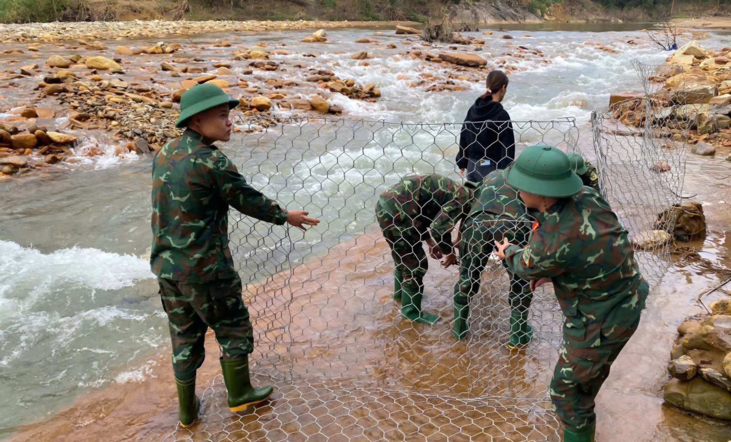 Quân đội 'thần tốc' giúp dân dựng lại nhà, ổn định cuộc sống sau mưa lũ- Ảnh 7. Quân đội 'thần tốc' giúp dân dựng lại nhà, ổn định cuộc sống sau mưa lũ- Ảnh 7.