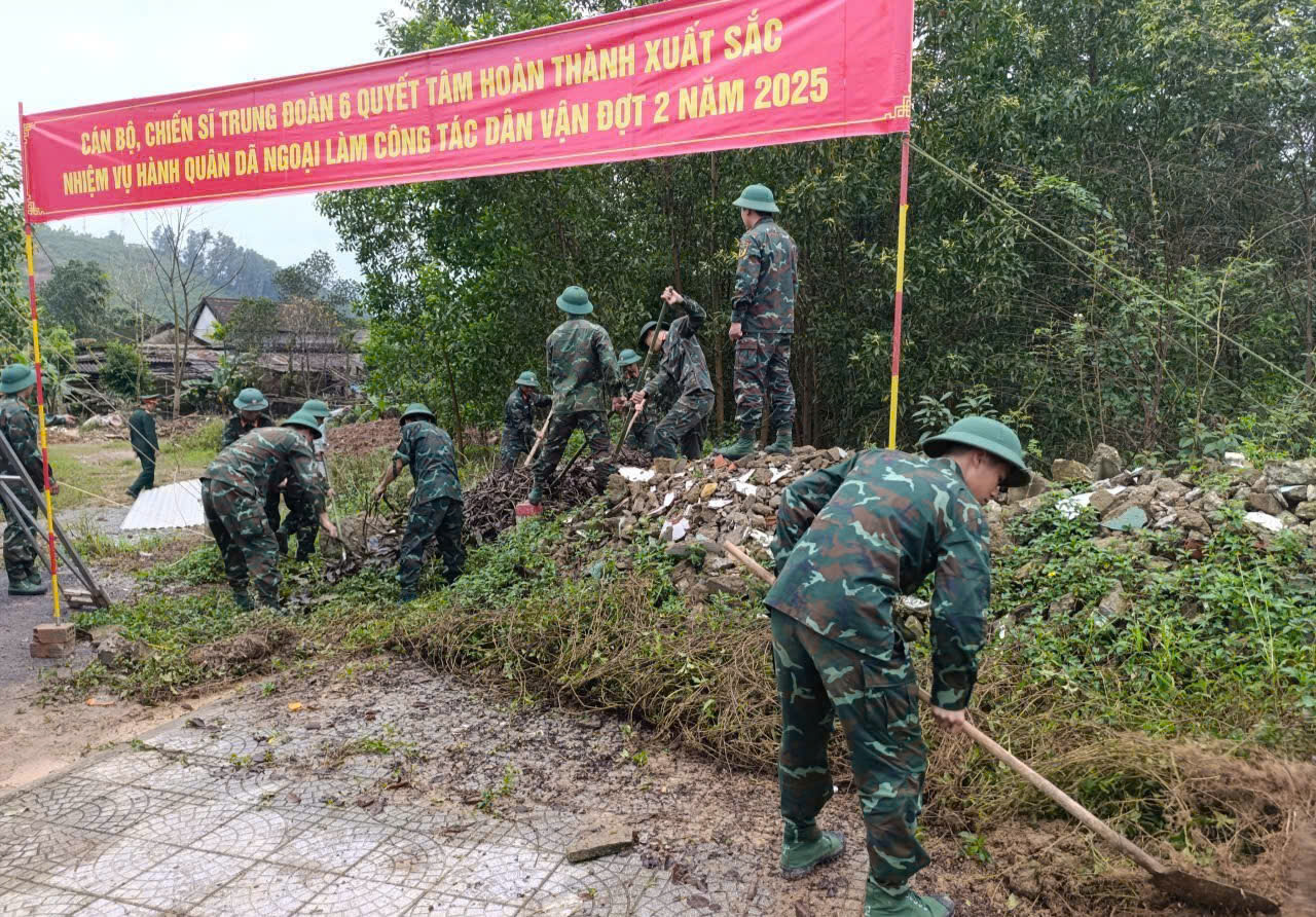 Quân đội 'thần tốc' giúp dân dựng lại nhà, ổn định cuộc sống sau mưa lũ- Ảnh 1. Quân đội 'thần tốc' giúp dân dựng lại nhà, ổn định cuộc sống sau mưa lũ- Ảnh 1.