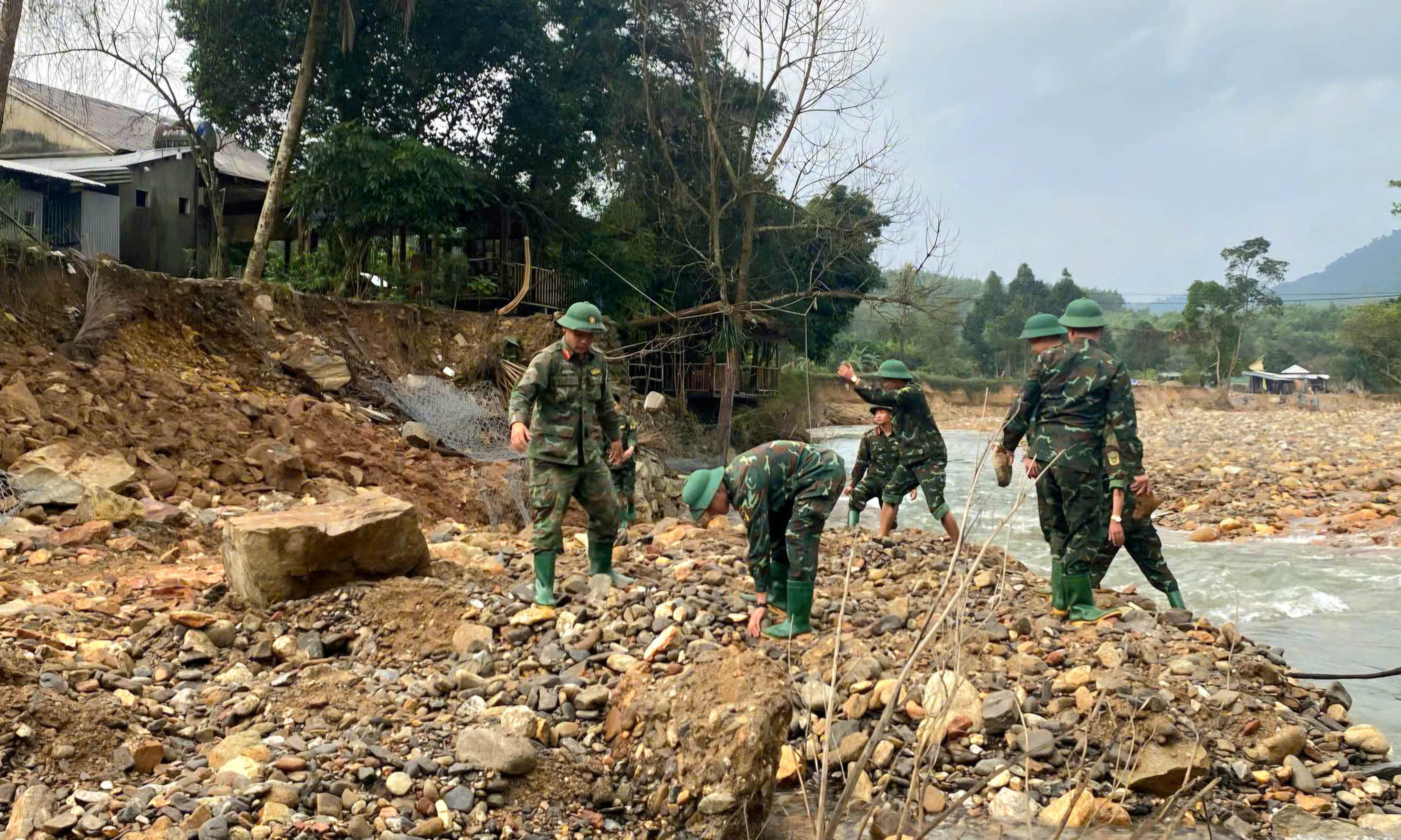 Quân đội 'thần tốc' giúp dân dựng lại nhà, ổn định cuộc sống sau mưa lũ- Ảnh 8. Quân đội 'thần tốc' giúp dân dựng lại nhà, ổn định cuộc sống sau mưa lũ- Ảnh 8.