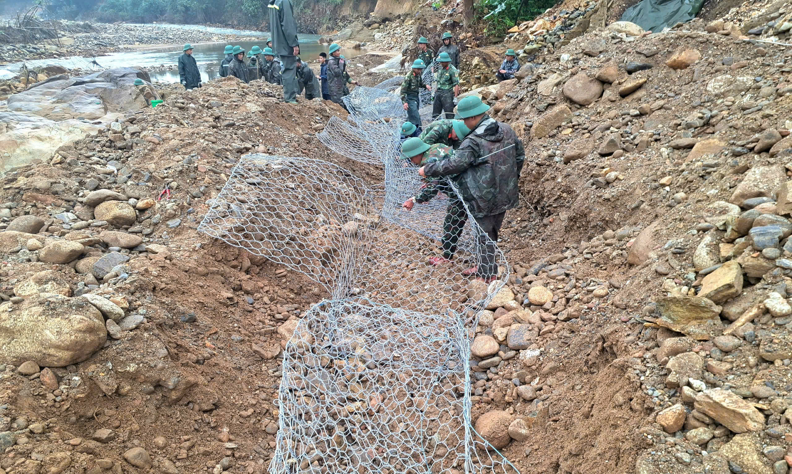 Quân đội 'thần tốc' giúp dân dựng lại nhà, ổn định cuộc sống sau mưa lũ- Ảnh 9. Quân đội 'thần tốc' giúp dân dựng lại nhà, ổn định cuộc sống sau mưa lũ- Ảnh 9.