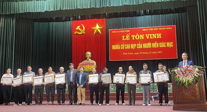 Tôn vinh nghĩa cử cao đẹp của người hiến tặng giác mạc- Ảnh 2. Tôn vinh nghĩa cử cao đẹp của người hiến tặng giác mạc- Ảnh 2.