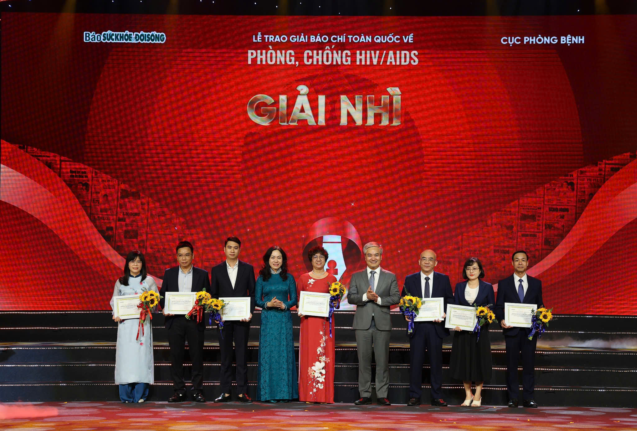 ایچ آئی وی/ایڈز کی روک تھام اور کنٹرول پر نیشنل پریس ایوارڈ: 2030 تک اس وبا کو ختم کرنے کے مقصد کو تقویت دینے والے خاموش تعاون کا اعزاز - تصویر 3۔ Giải Báo chí toàn quốc về phòng, chống HIV/AIDS: Tôn vinh những đóng góp thầm lặng, tiếp sức cho mục tiêu chấm dứt dịch vào năm 2030- Ảnh 3.