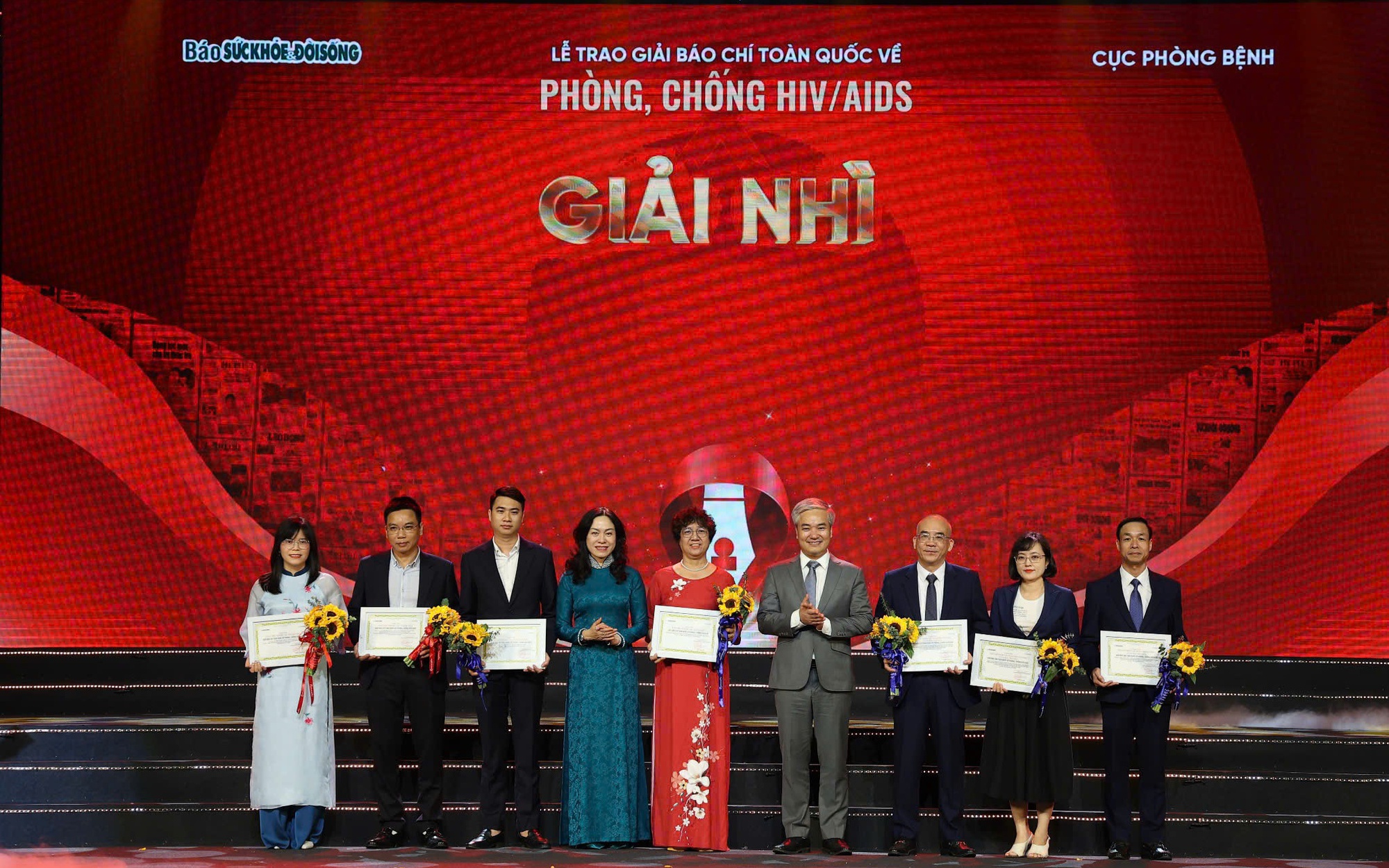 Thứ trưởng Bộ Y tế: Tiếp tục lan toả những câu chuyện, số phận... để xóa bỏ hoàn toàn sự kỳ thị, phân biệt đối xử với HIV/AIDS- Ảnh 7. Thứ trưởng Bộ Y tế: Tiếp tục lan toả những câu chuyện, số phận... để xóa bỏ hoàn toàn sự kỳ thị, phân biệt đối xử với HIV/AIDS- Ảnh 7.