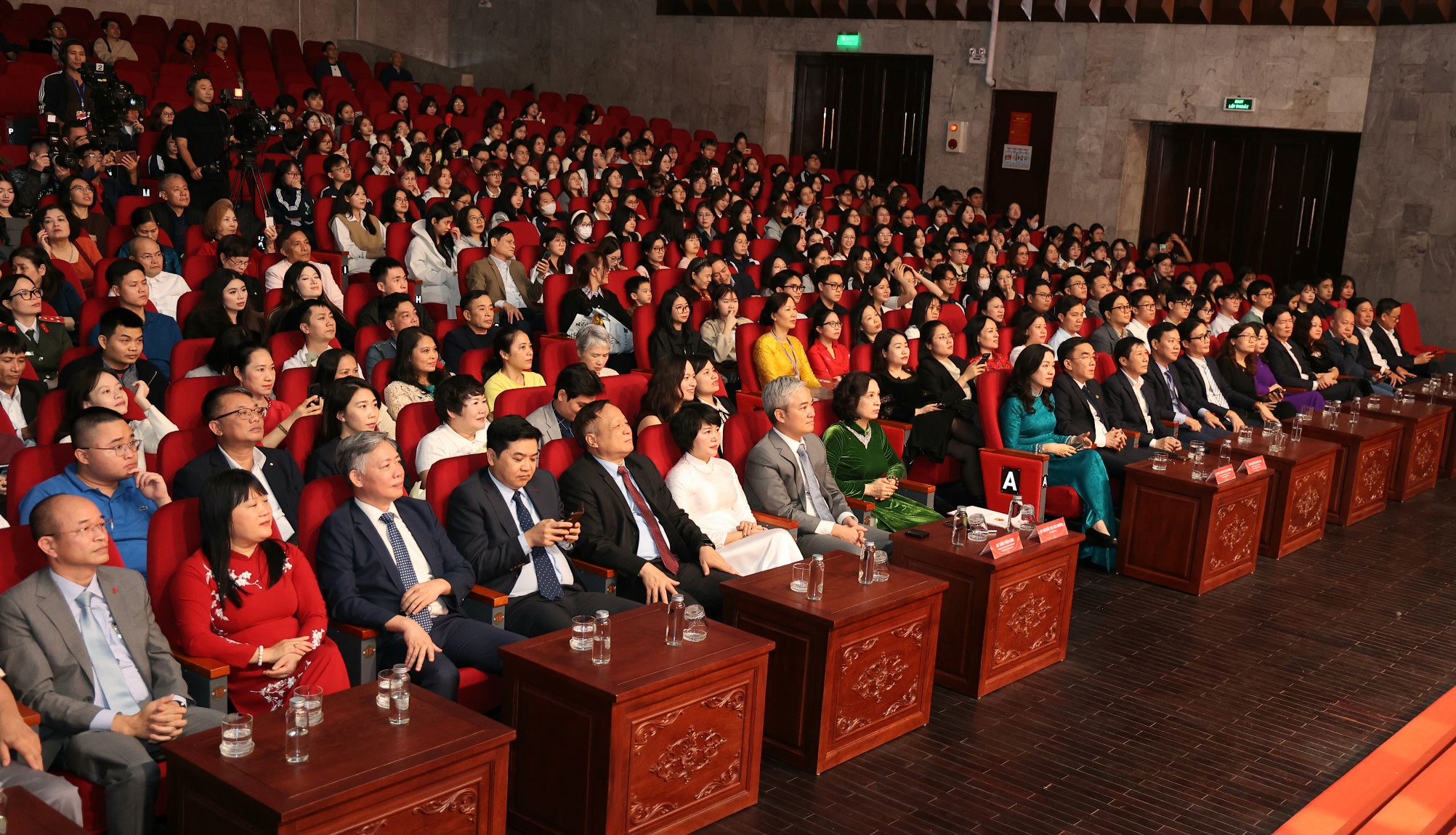 Thứ trưởng Bộ Y tế: Tiếp tục lan toả những câu chuyện, số phận... để xóa bỏ hoàn toàn sự kỳ thị, phân biệt đối xử với HIV/AIDS- Ảnh 3. Thứ trưởng Bộ Y tế: Tiếp tục lan toả những câu chuyện, số phận... để xóa bỏ hoàn toàn sự kỳ thị, phân biệt đối xử với HIV/AIDS- Ảnh 3.