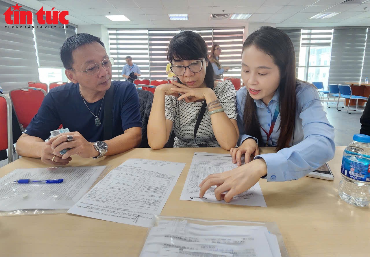 Người dân ở 'đất vàng' ven hồ Hoàn Kiếm nhận tiền đền bù đất làm quảng trường phía Đông- Ảnh 4.