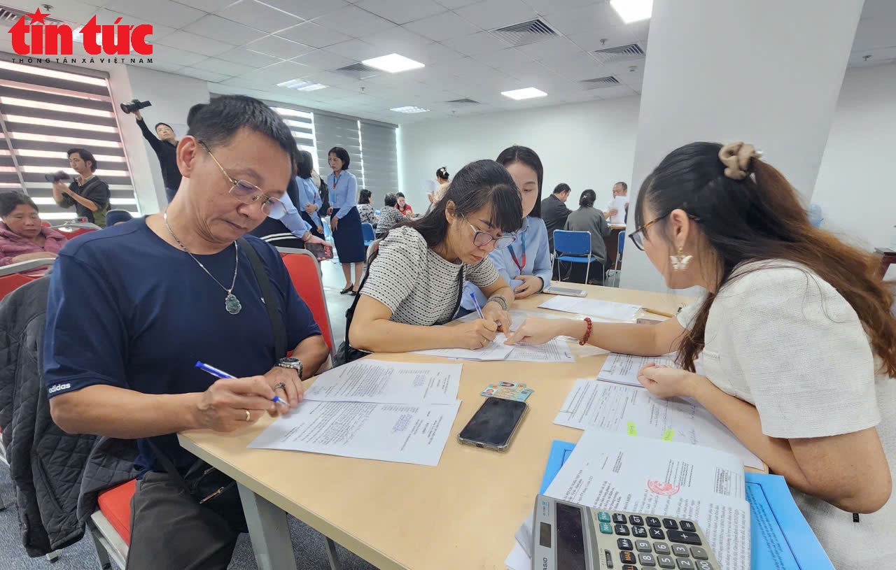 Người dân ở 'đất vàng' ven hồ Hoàn Kiếm nhận tiền đền bù đất làm quảng trường phía Đông- Ảnh 2.