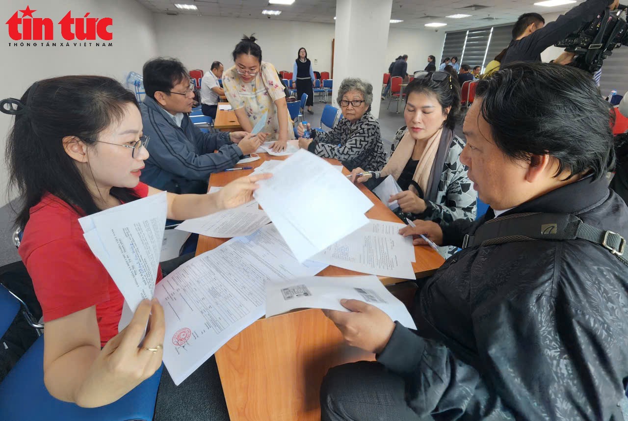 Người dân ở 'đất vàng' ven hồ Hoàn Kiếm nhận tiền đền bù đất làm quảng trường phía Đông- Ảnh 1.