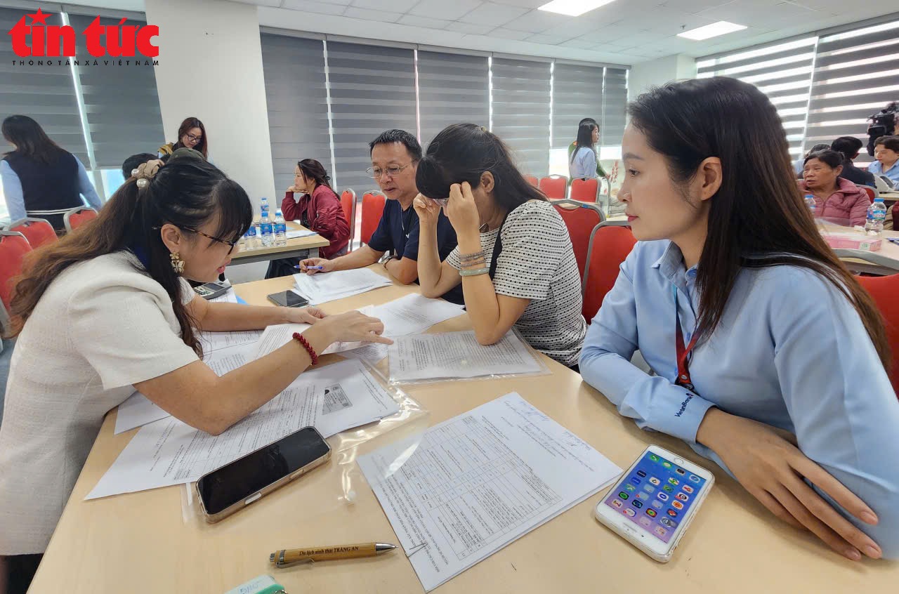 Người dân ở 'đất vàng' ven hồ Hoàn Kiếm nhận tiền đền bù đất làm quảng trường phía Đông- Ảnh 3.