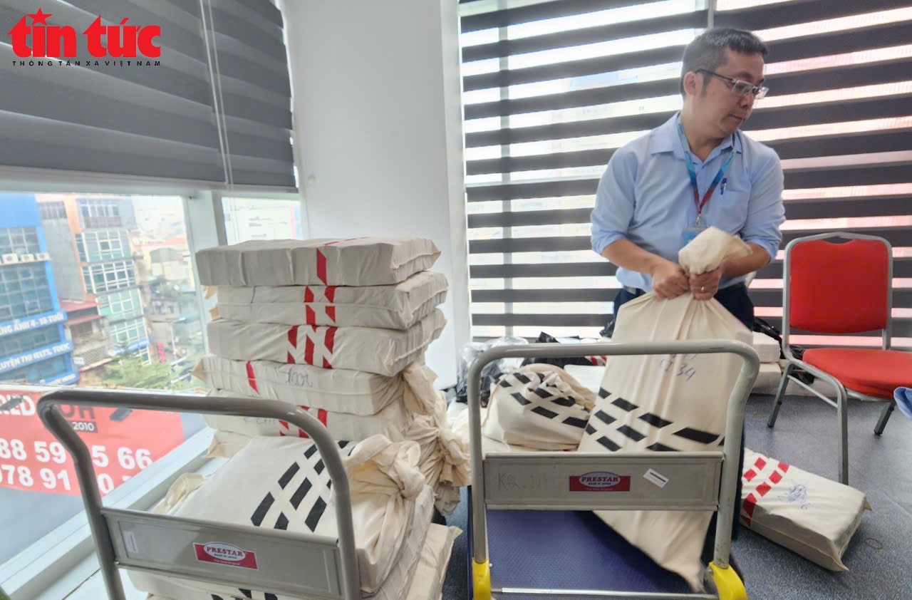 Người dân ở 'đất vàng' ven hồ Hoàn Kiếm nhận tiền đền bù đất làm quảng trường phía Đông- Ảnh 5.