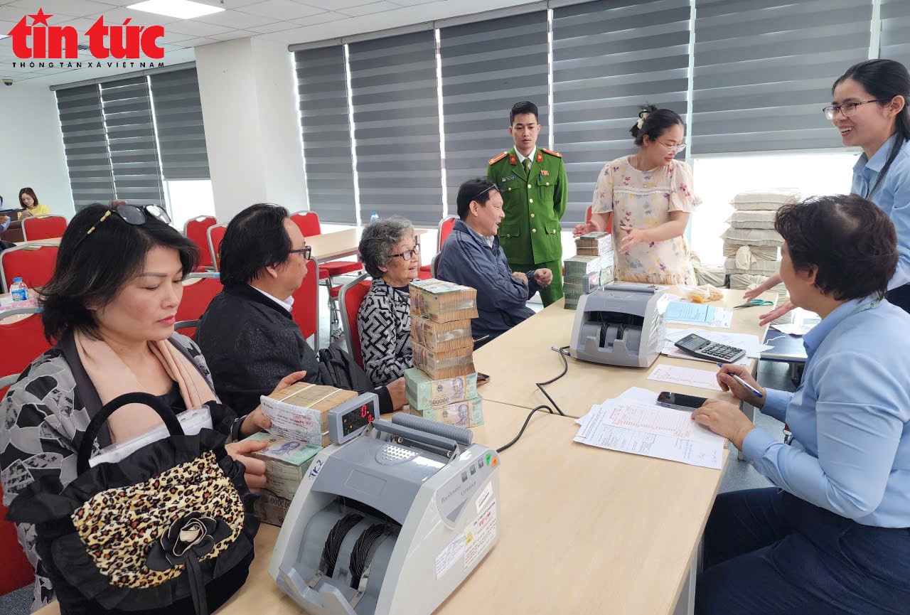 Người dân ở 'đất vàng' ven hồ Hoàn Kiếm nhận tiền đền bù đất làm quảng trường phía Đông- Ảnh 8.