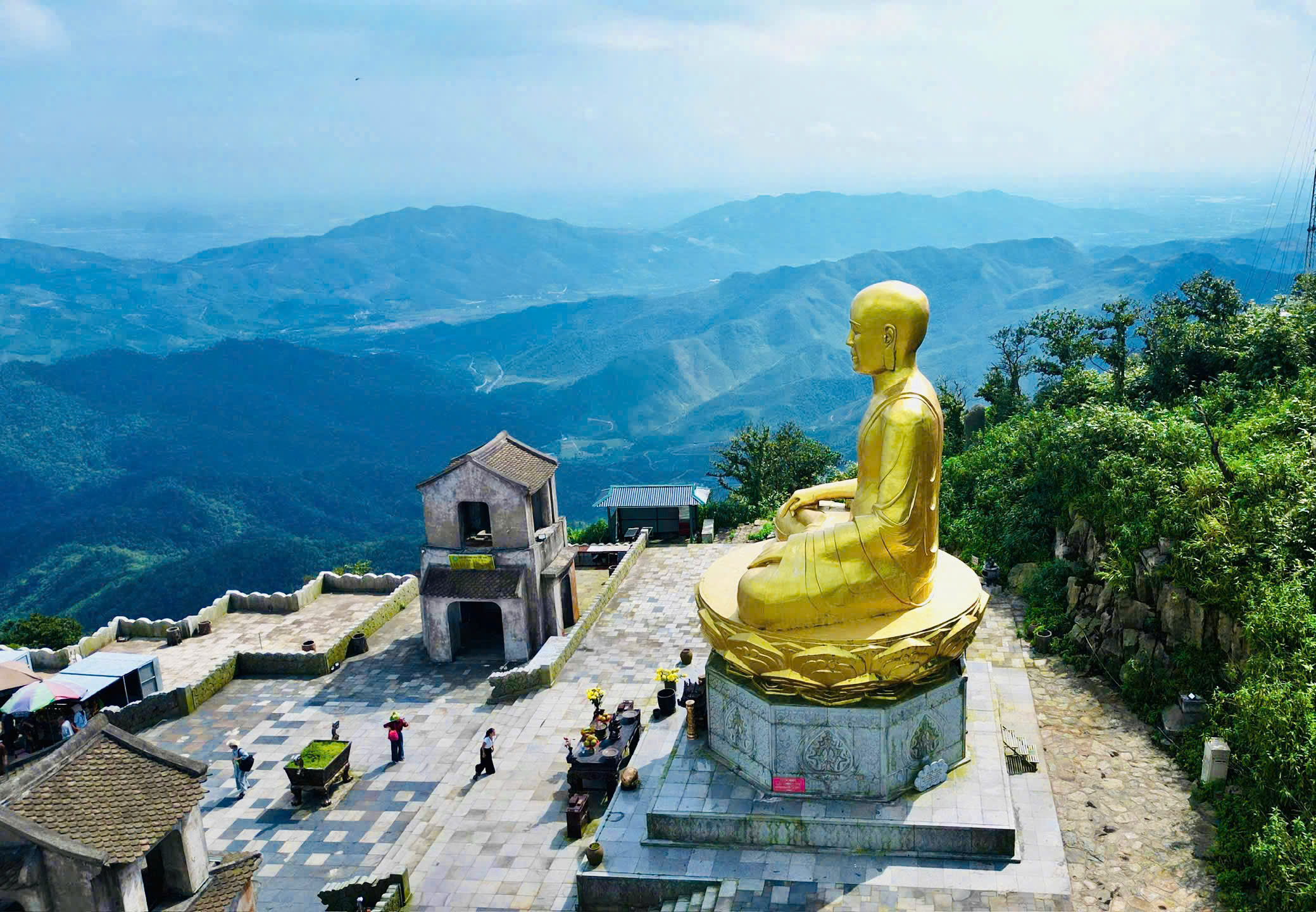 Lễ tưởng niệm 717 năm ngày nhập Niết bàn Phật hoàng Trần Nhân Tông: Thúc đẩy liên kết vùng di sản Trúc Lâm Yên Tử- Ảnh 1. Lễ tưởng niệm 717 năm ngày nhập Niết bàn Phật hoàng Trần Nhân Tông: Thúc đẩy liên kết vùng di sản Trúc Lâm Yên Tử- Ảnh 1.