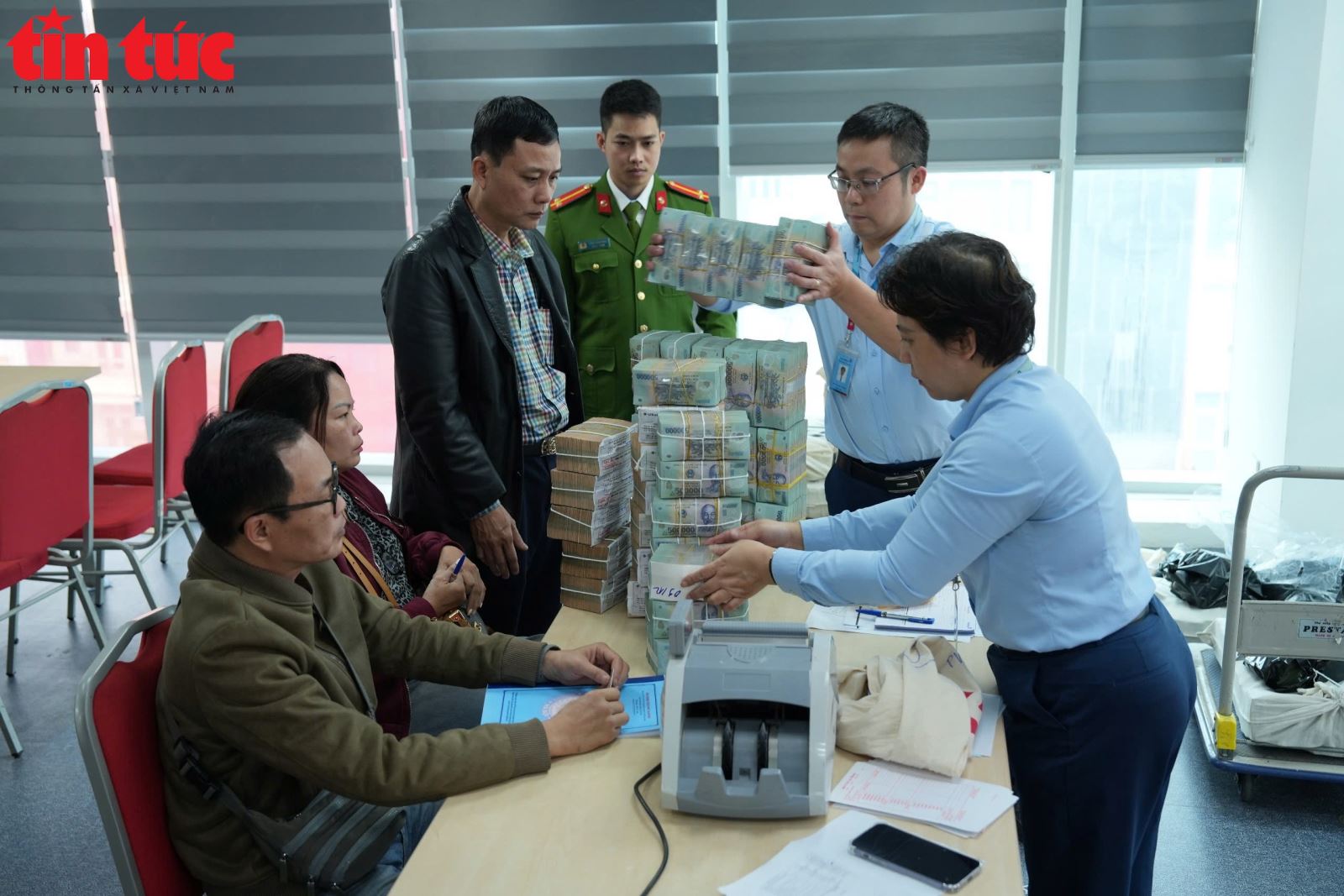 Người dân ở 'đất vàng' ven hồ Hoàn Kiếm nhận tiền đền bù đất làm quảng trường phía Đông- Ảnh 7.