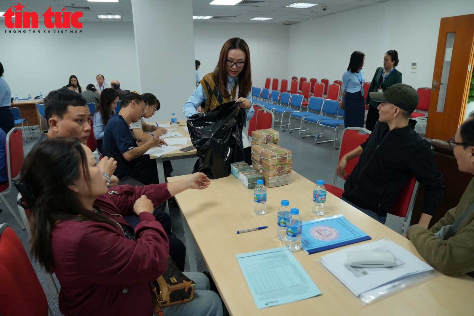 Người dân ở 'đất vàng' ven hồ Hoàn Kiếm nhận tiền đền bù đất làm quảng trường phía Đông- Ảnh 9.