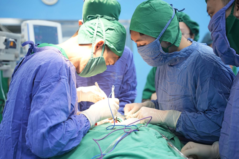 Пренебрегая регулярными осмотрами, молодой человек заболел инвазивной метастатической опухолью щитовидной железы (Изображение 1). Chủ quan không tái khám định kỳ, thanh niên mắc u tuyến giáp xâm lấn, di căn- Ảnh 1.