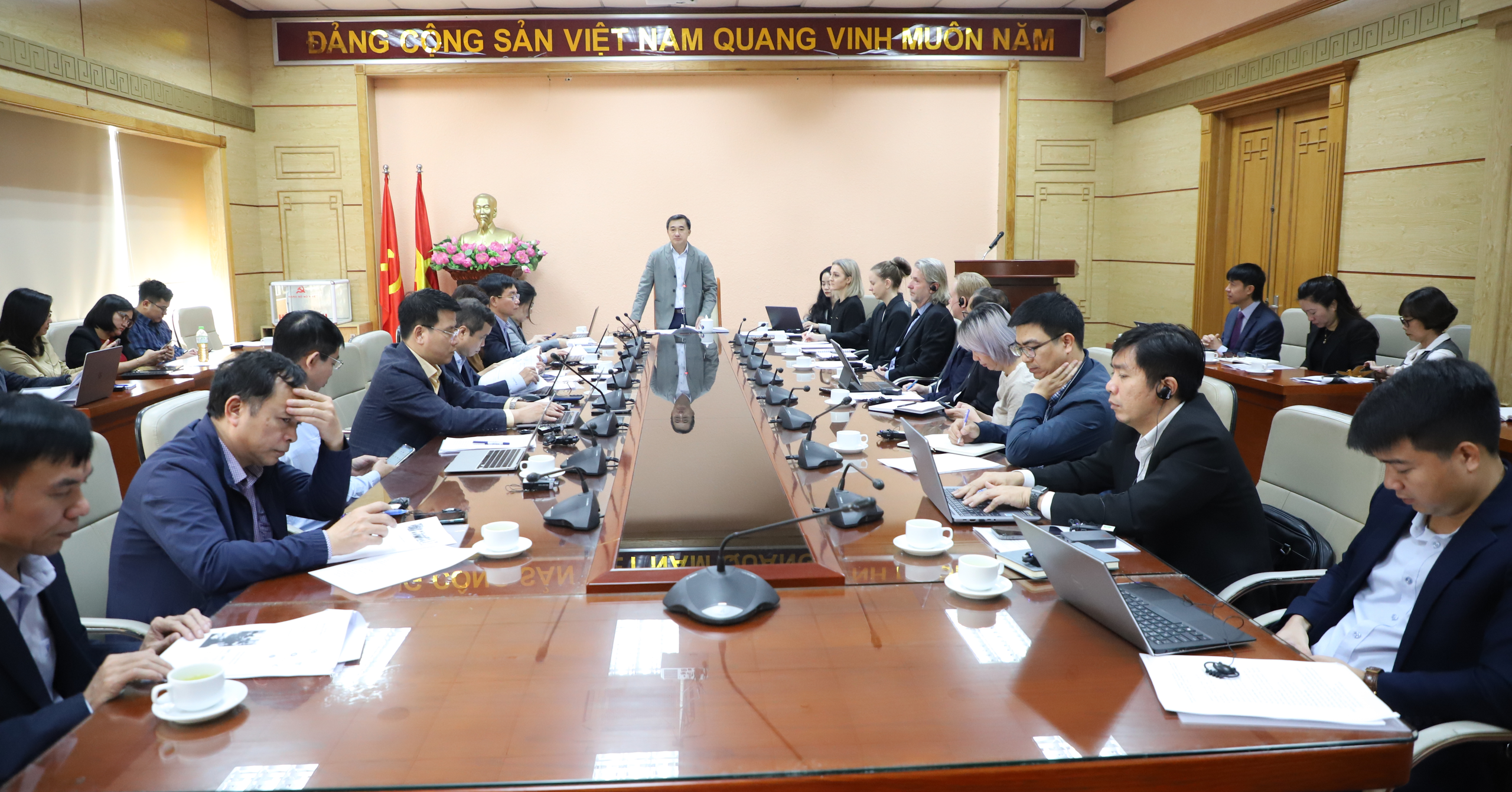 Promovarea implementării asistenței medicale inteligente pentru îmbunătățirea calității asistenței medicale pentru populație - Fotografia 2. Đẩy mạnh thực hiện y tế thông minh để nâng chất lượng chăm sóc sức khoẻ nhân dân- Ảnh 2.