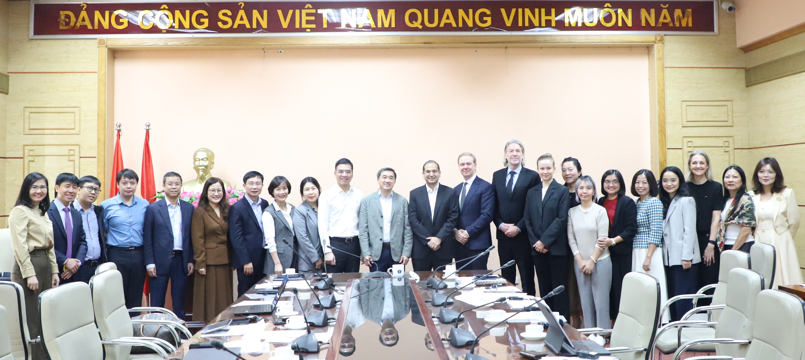 Promovarea implementării asistenței medicale inteligente pentru îmbunătățirea calității asistenței medicale pentru populație - Foto 5. Đẩy mạnh thực hiện y tế thông minh để nâng chất lượng chăm sóc sức khoẻ nhân dân- Ảnh 5.