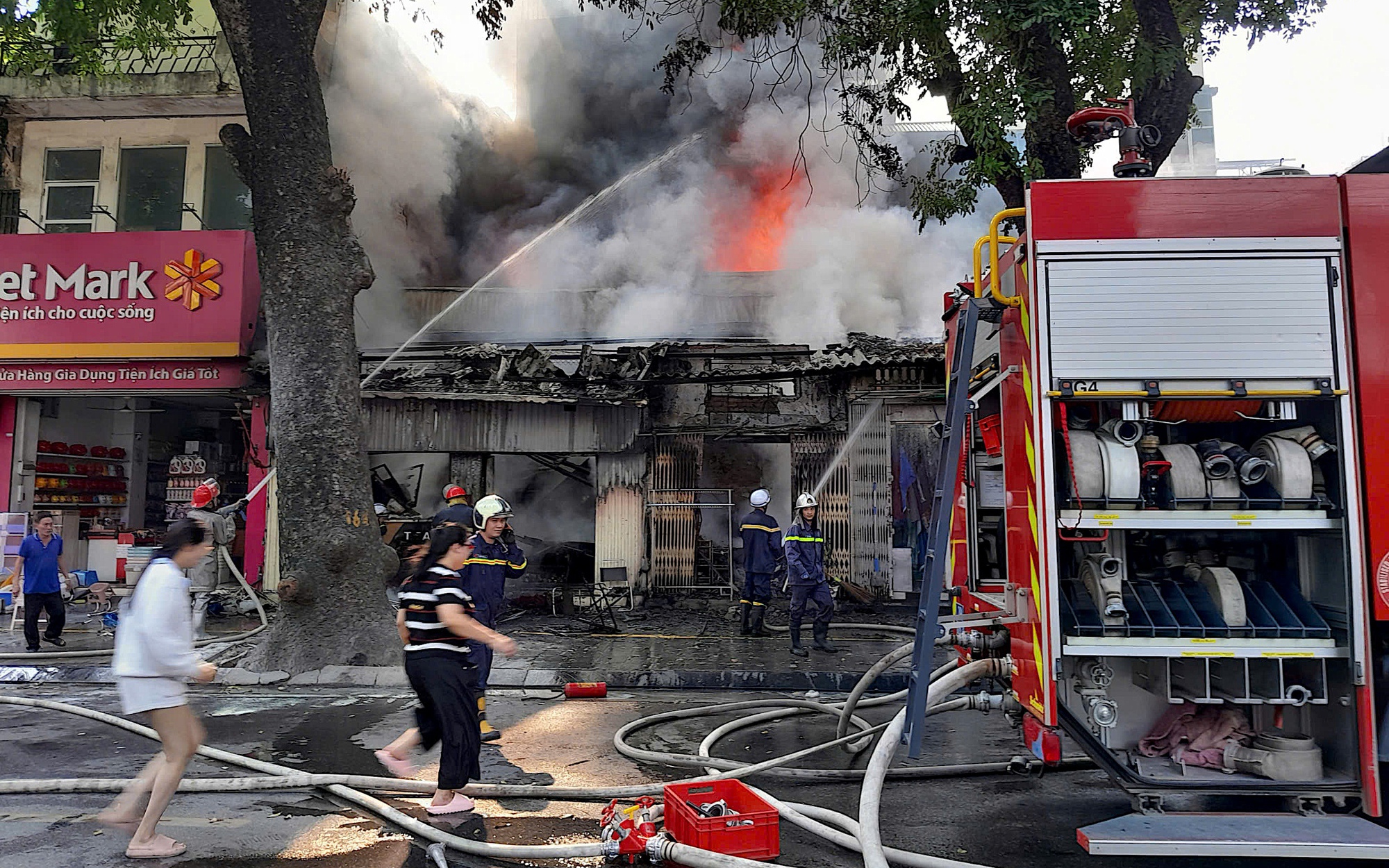 Nín thở xem cứu người mắc kẹt tầng cao trong vụ cháy giả định tại chung cư Hà Nội- Ảnh 1. Nín thở xem cứu người mắc kẹt tầng cao trong vụ cháy giả định tại chung cư Hà Nội- Ảnh 1.