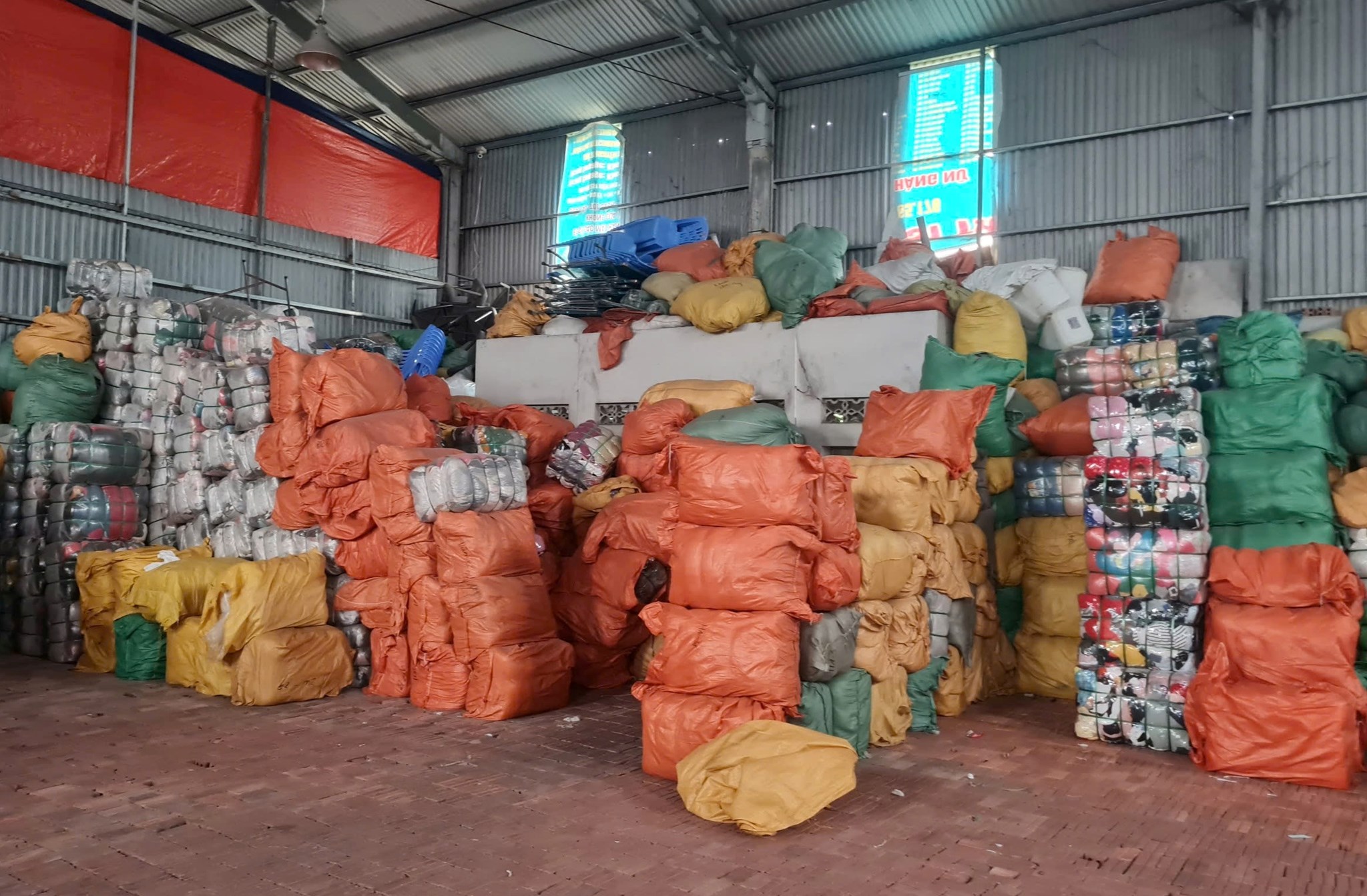 Phát hiện hơn 94 tấn quần áo đã qua sử dụng không rõ nguồn gốc trong nhà kho- Ảnh 1. Phát hiện hơn 94 tấn quần áo đã qua sử dụng không rõ nguồn gốc trong nhà kho- Ảnh 1.