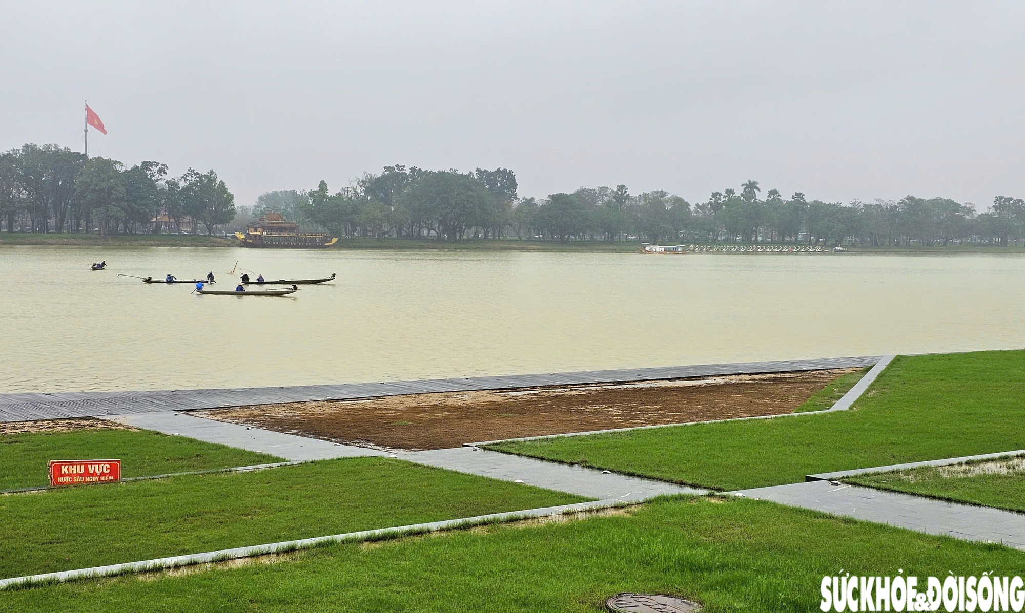 Hiện trạng sân khấu ngoài trời kết hợp đường dạo ven sông ở Huế sau lũ- Ảnh 1. Hiện trạng sân khấu ngoài trời kết hợp đường dạo ven sông ở Huế sau lũ- Ảnh 1.