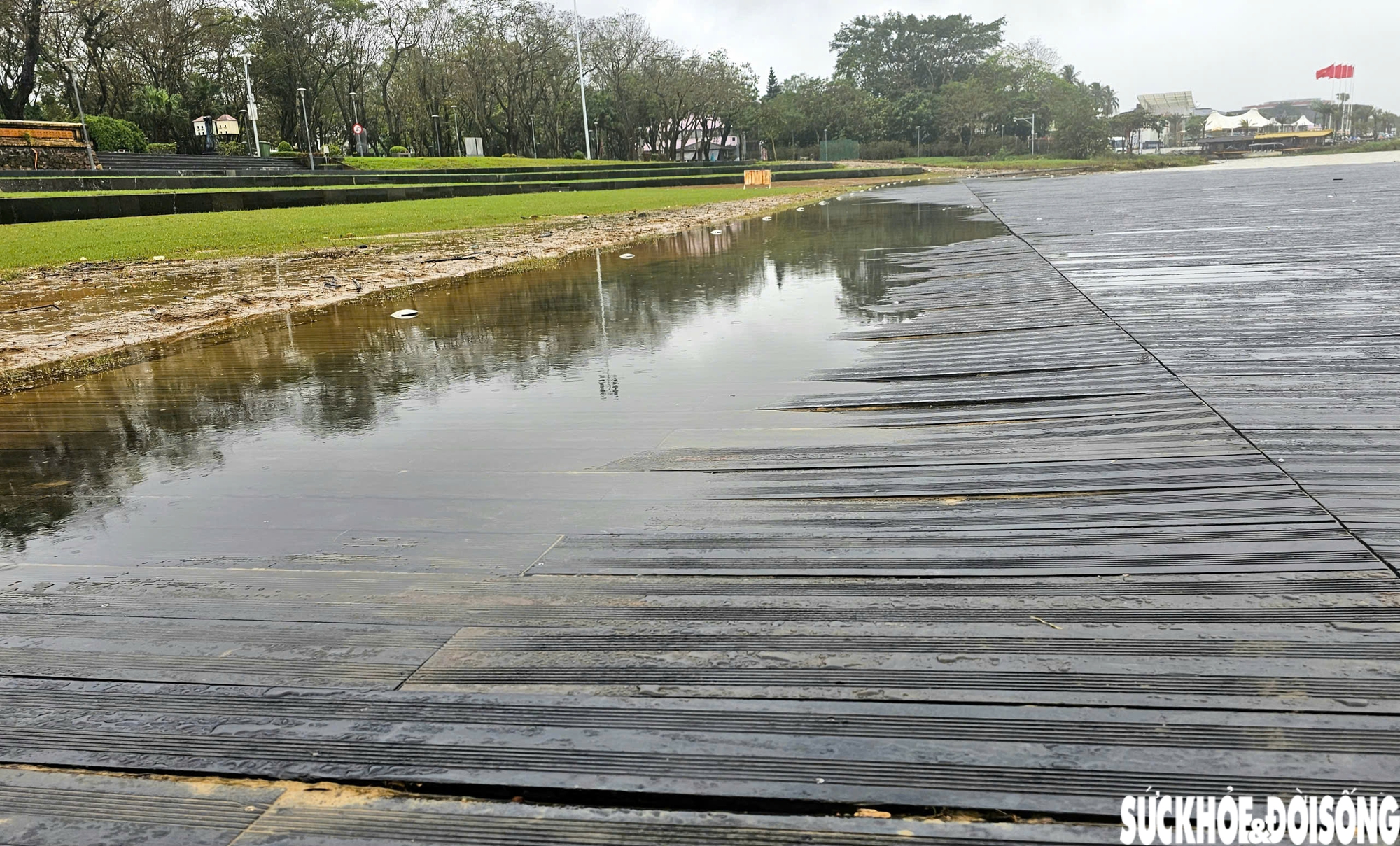 Hiện trạng sân khấu ngoài trời kết hợp đường dạo ven sông ở Huế sau lũ- Ảnh 2. Hiện trạng sân khấu ngoài trời kết hợp đường dạo ven sông ở Huế sau lũ- Ảnh 2.