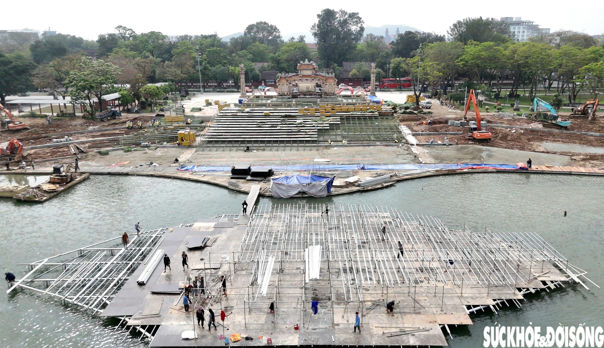 Hiện trạng sân khấu ngoài trời kết hợp đường dạo ven sông ở Huế sau lũ- Ảnh 3. Hiện trạng sân khấu ngoài trời kết hợp đường dạo ven sông ở Huế sau lũ- Ảnh 3.