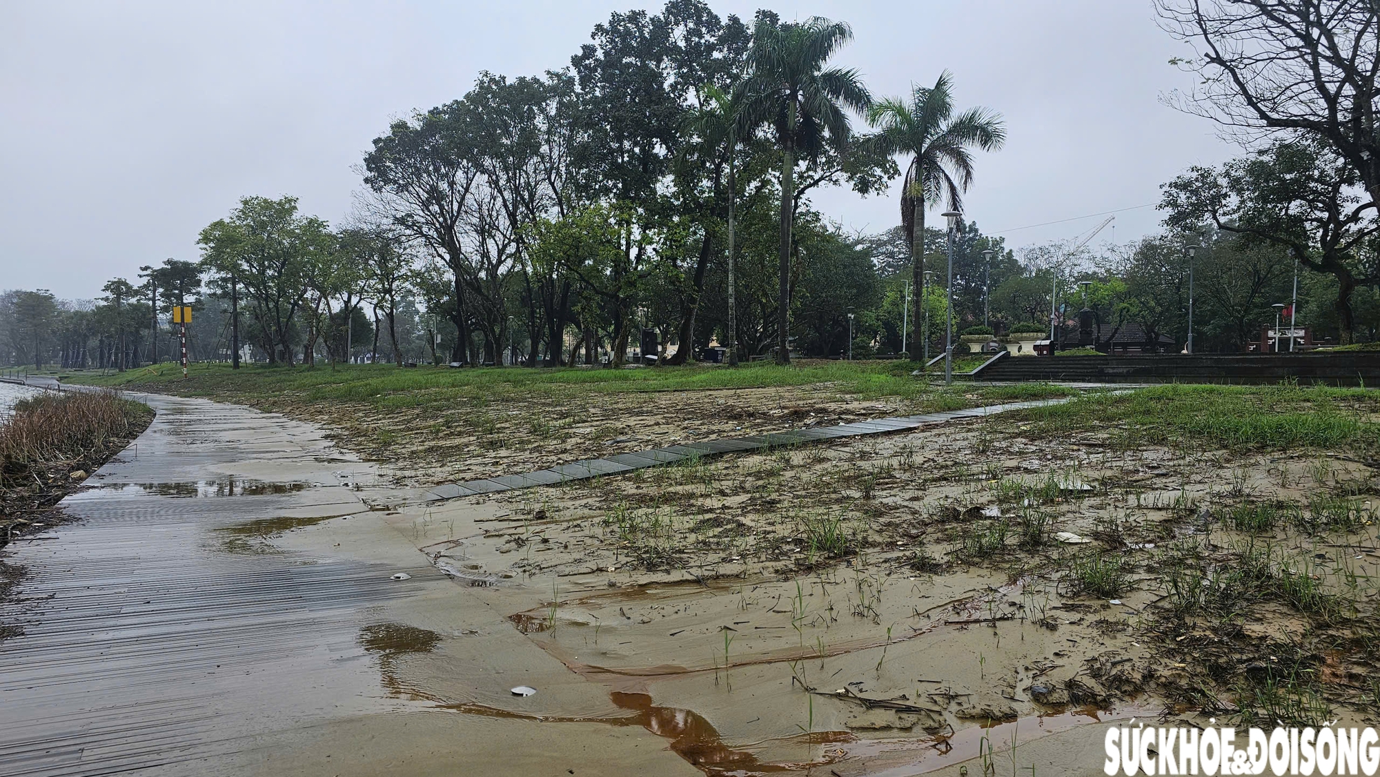 Hiện trạng sân khấu ngoài trời kết hợp đường dạo ven sông ở Huế sau lũ- Ảnh 4. Hiện trạng sân khấu ngoài trời kết hợp đường dạo ven sông ở Huế sau lũ- Ảnh 4.