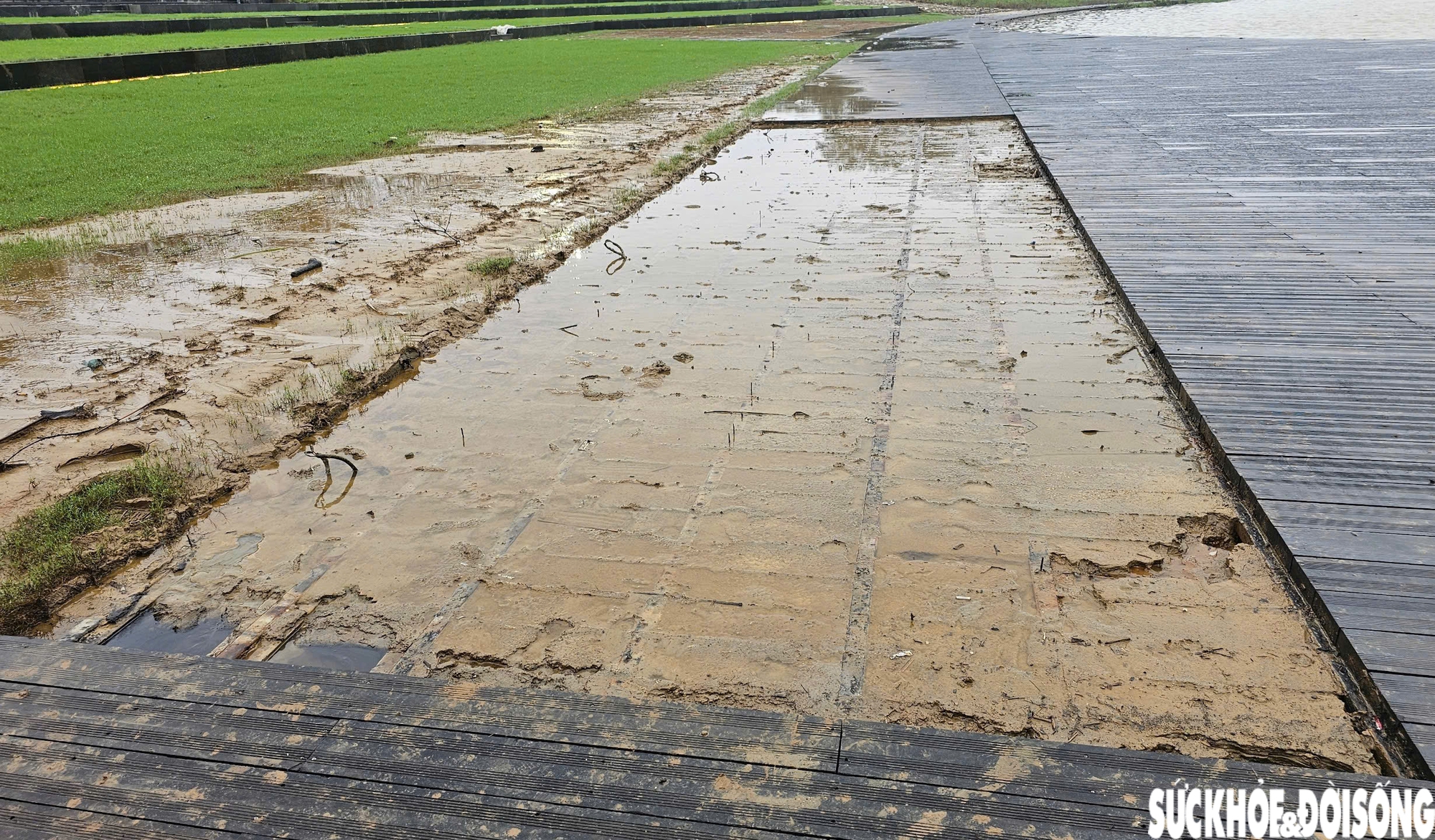 Hiện trạng sân khấu ngoài trời kết hợp đường dạo ven sông ở Huế sau lũ- Ảnh 5. Hiện trạng sân khấu ngoài trời kết hợp đường dạo ven sông ở Huế sau lũ- Ảnh 5.