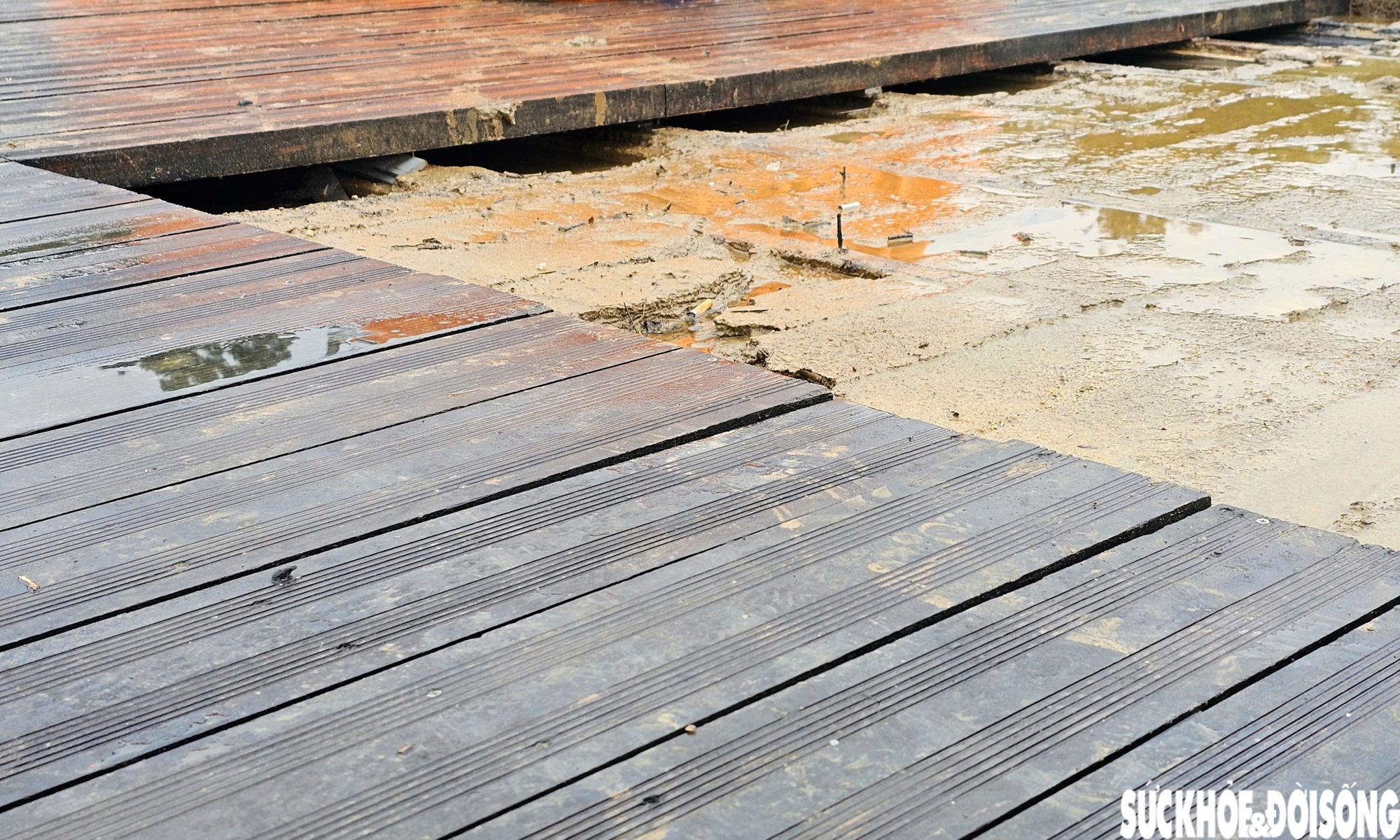 Hiện trạng sân khấu ngoài trời kết hợp đường dạo ven sông ở Huế sau lũ- Ảnh 6. Hiện trạng sân khấu ngoài trời kết hợp đường dạo ven sông ở Huế sau lũ- Ảnh 6.