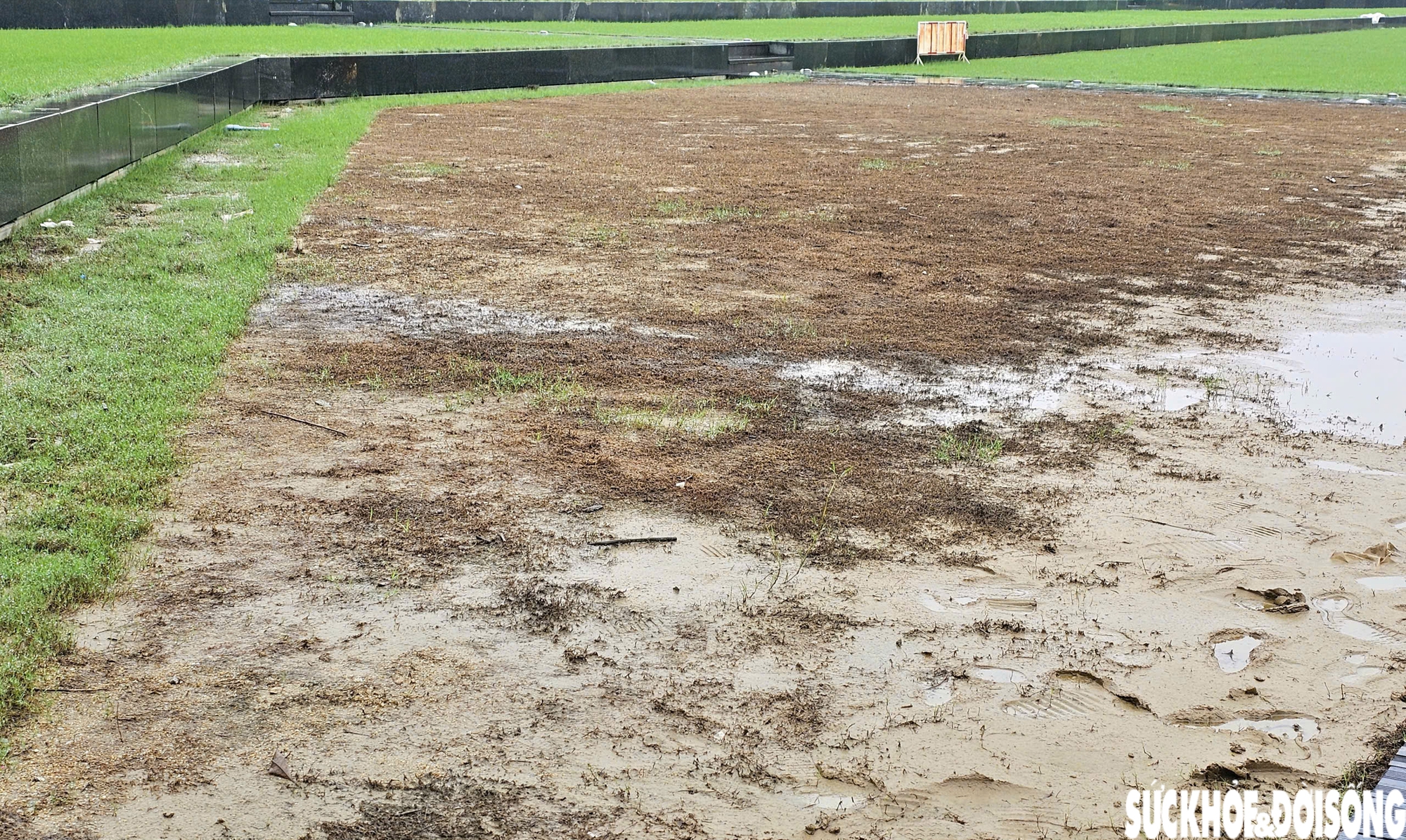 Hiện trạng sân khấu ngoài trời kết hợp đường dạo ven sông ở Huế sau lũ- Ảnh 7. Hiện trạng sân khấu ngoài trời kết hợp đường dạo ven sông ở Huế sau lũ- Ảnh 7.