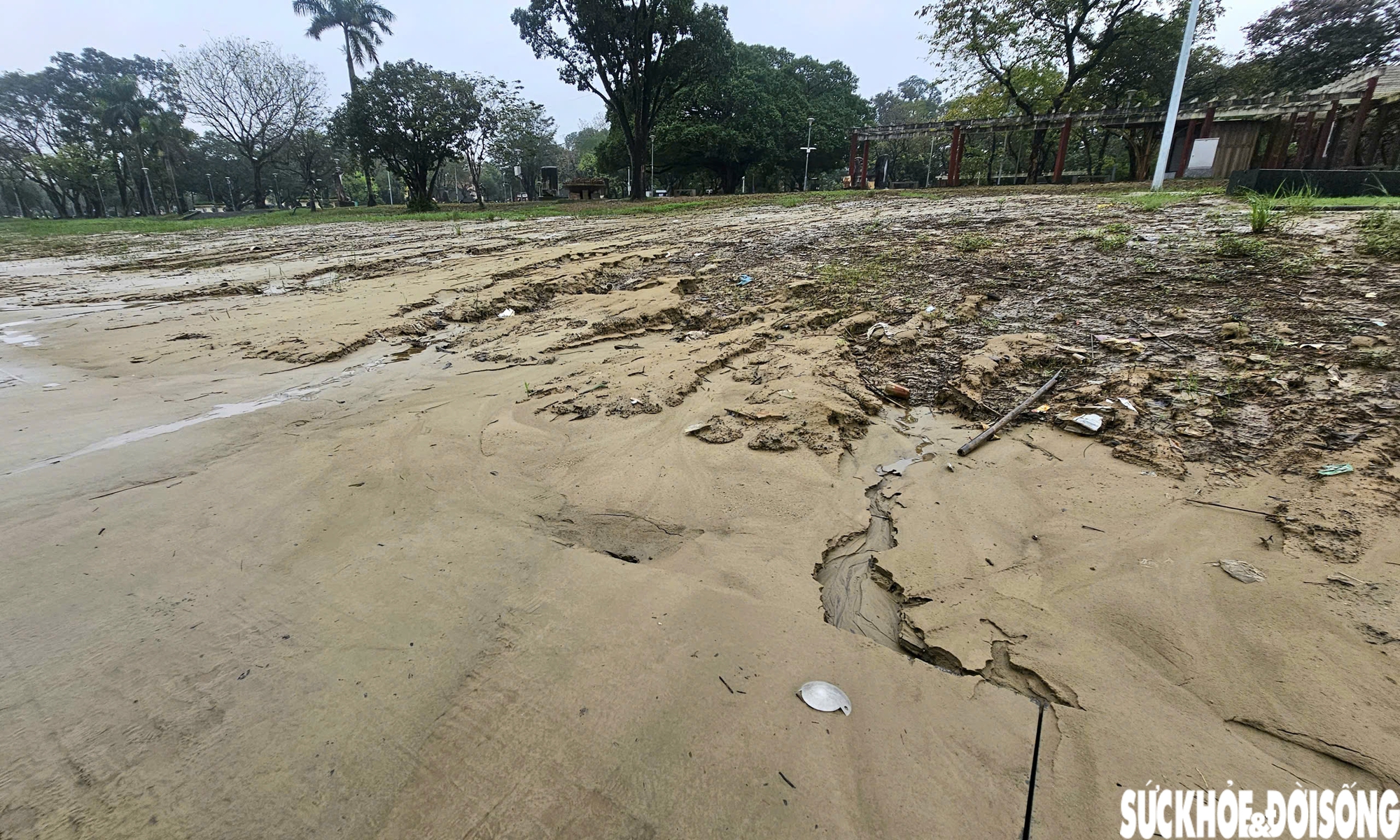 Hiện trạng sân khấu ngoài trời kết hợp đường dạo ven sông ở Huế sau lũ- Ảnh 8. Hiện trạng sân khấu ngoài trời kết hợp đường dạo ven sông ở Huế sau lũ- Ảnh 8.