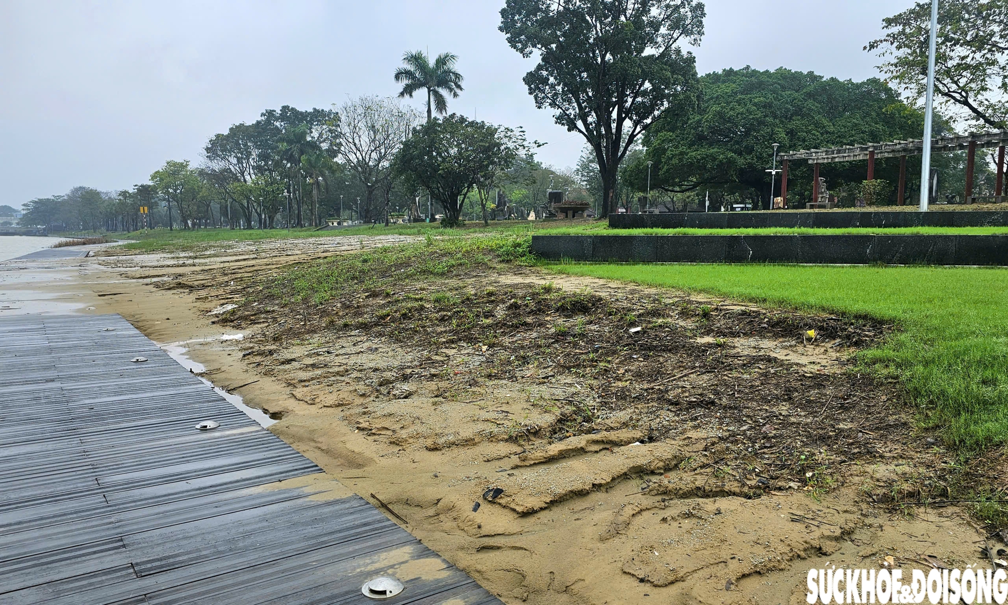 Hiện trạng sân khấu ngoài trời kết hợp đường dạo ven sông ở Huế sau lũ- Ảnh 9. Hiện trạng sân khấu ngoài trời kết hợp đường dạo ven sông ở Huế sau lũ- Ảnh 9.