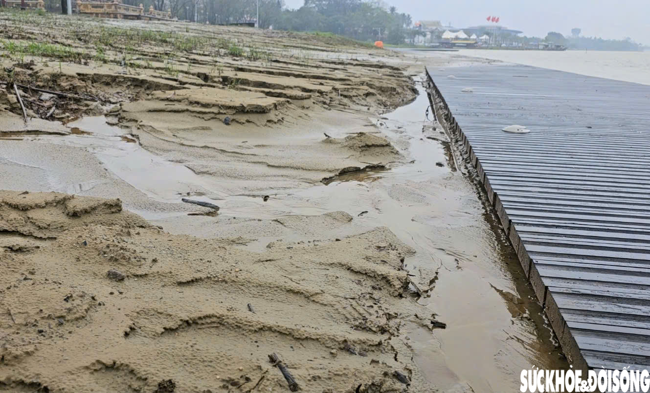 Hiện trạng sân khấu ngoài trời kết hợp đường dạo ven sông ở Huế sau lũ- Ảnh 10. Hiện trạng sân khấu ngoài trời kết hợp đường dạo ven sông ở Huế sau lũ- Ảnh 10.