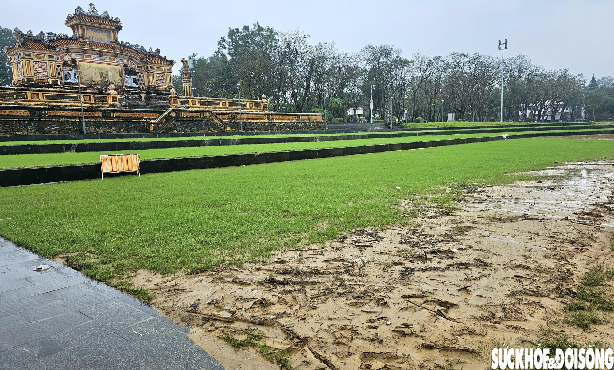 Hiện trạng sân khấu ngoài trời kết hợp đường dạo ven sông ở Huế sau lũ- Ảnh 12. Hiện trạng sân khấu ngoài trời kết hợp đường dạo ven sông ở Huế sau lũ- Ảnh 12.