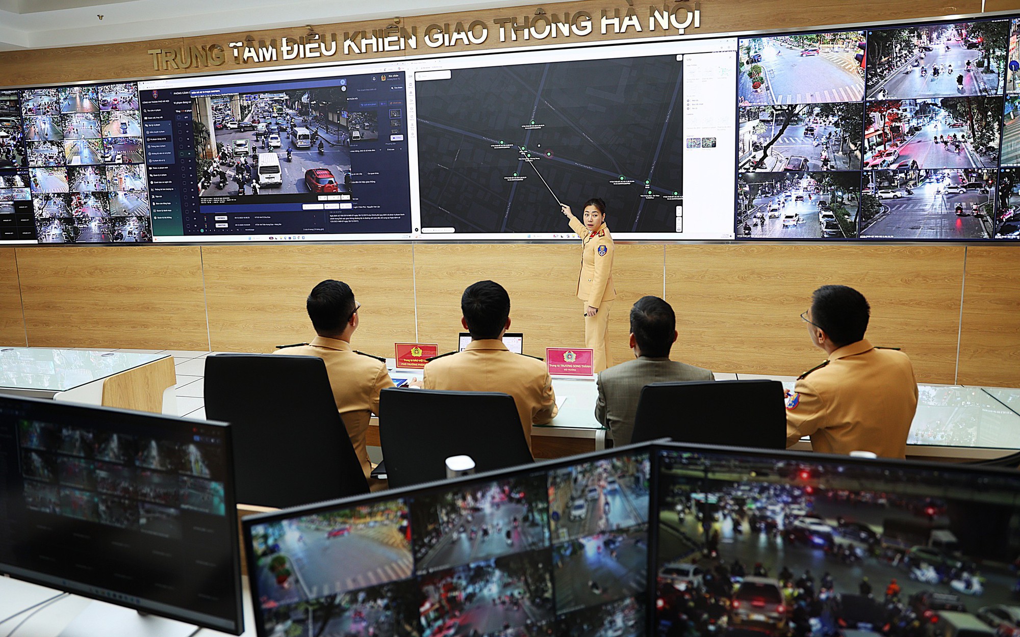 Hà Nội ra quân cao điểm 3 tháng, tập trung xử lý 5 'điểm nghẽn' nóng- Ảnh 1. Hà Nội chính thức vận hành hệ thống camera AI và trung tâm điều khiển giao thông thông minh